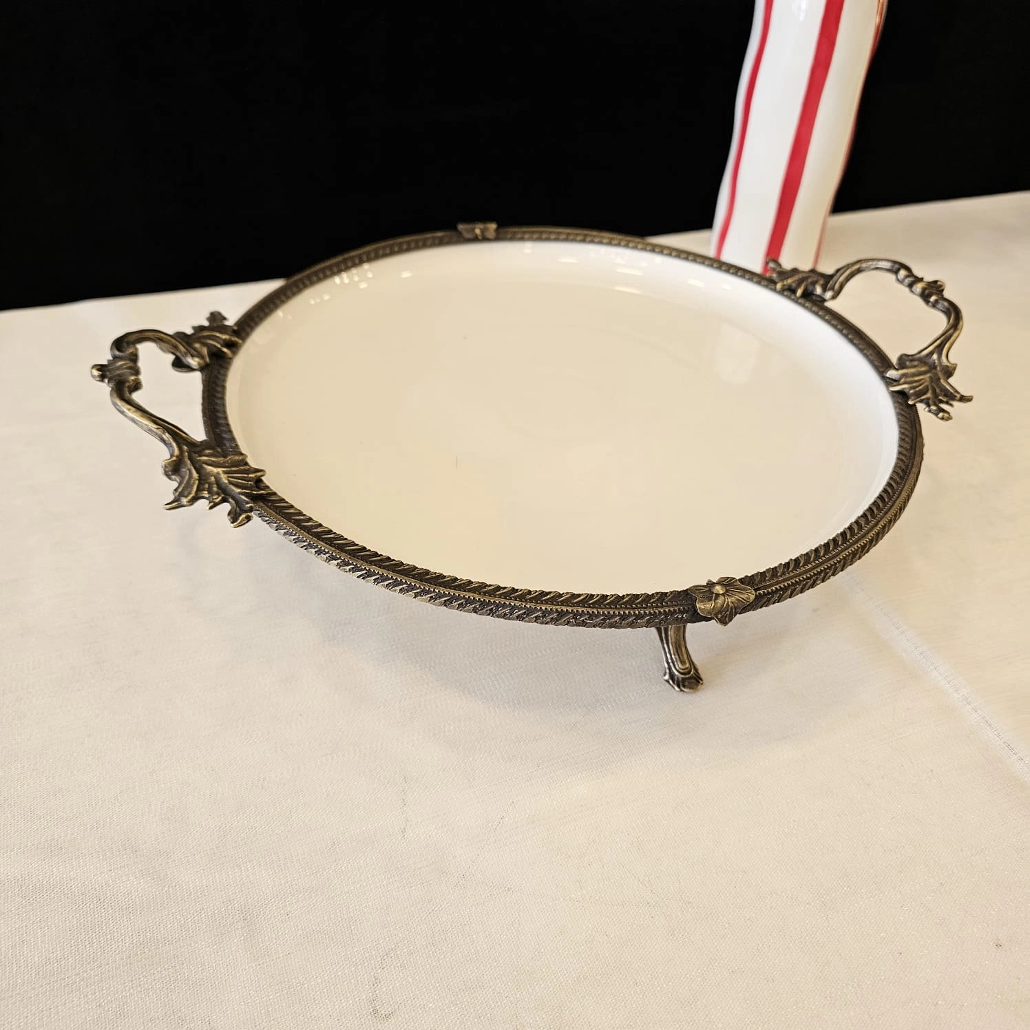 DÖKÜM KENAR ÇERCEVELİ AYAKLI PORSELEN SUNUM TABAĞI 29 CM ANTİK