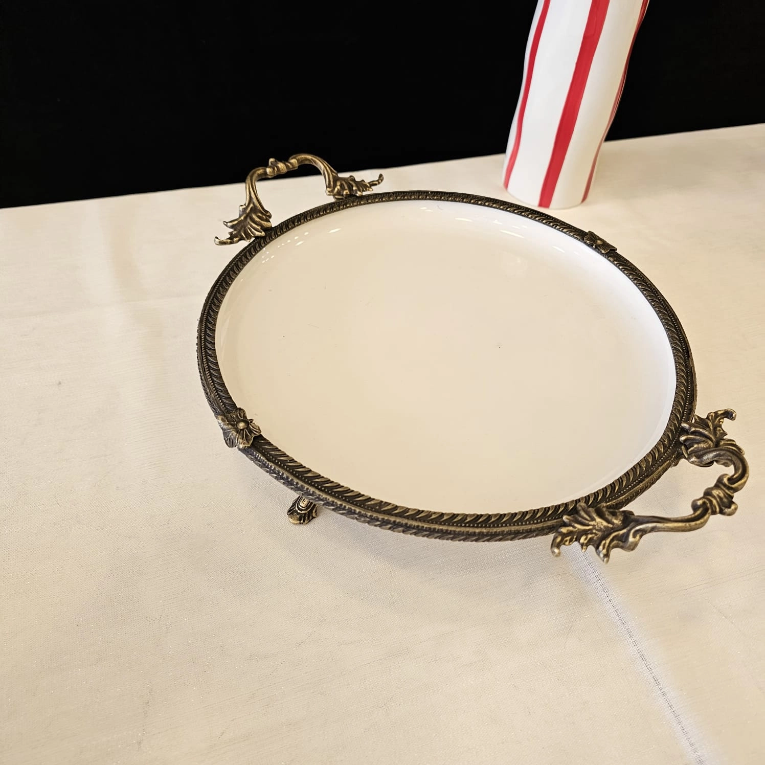 DÖKÜM KENAR ÇERCEVELİ AYAKLI PORSELEN SUNUM TABAĞI 25 CM ANTİK