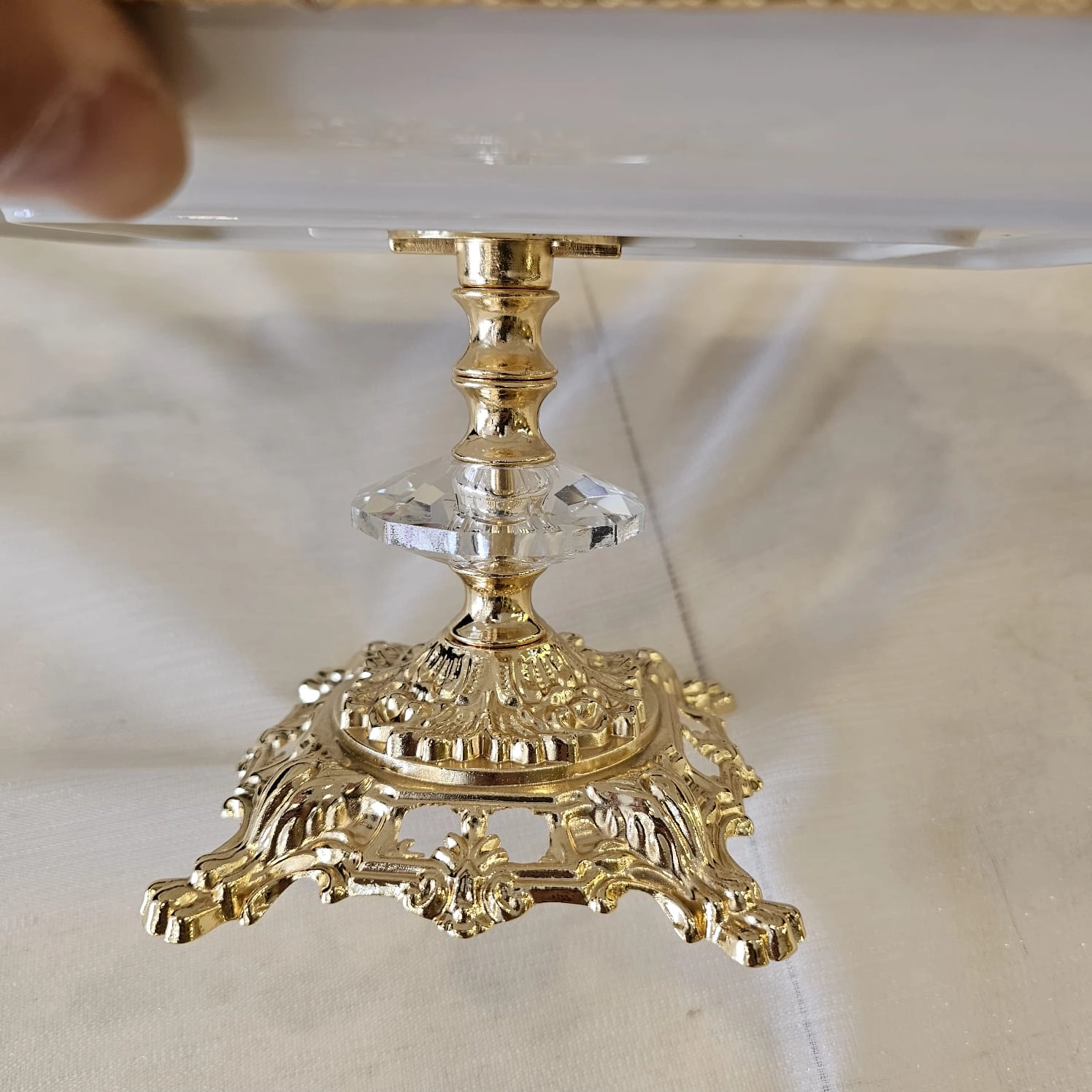29 cm. DÖKÜM AYAKLI PORSELEN SUNUM TABAĞI YALDIZ DETAYLI GOLD