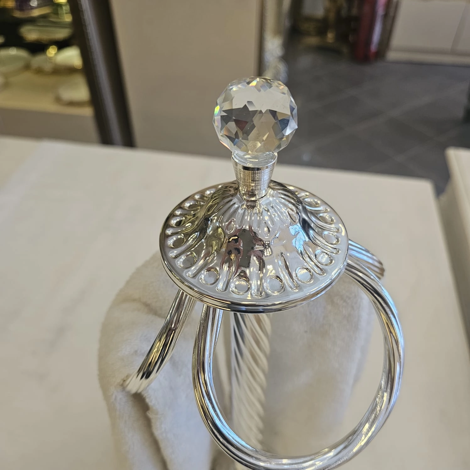 1 PARÇA DÖKÜM METAL AYAKLI EL HAVLULUK GÜMÜŞ