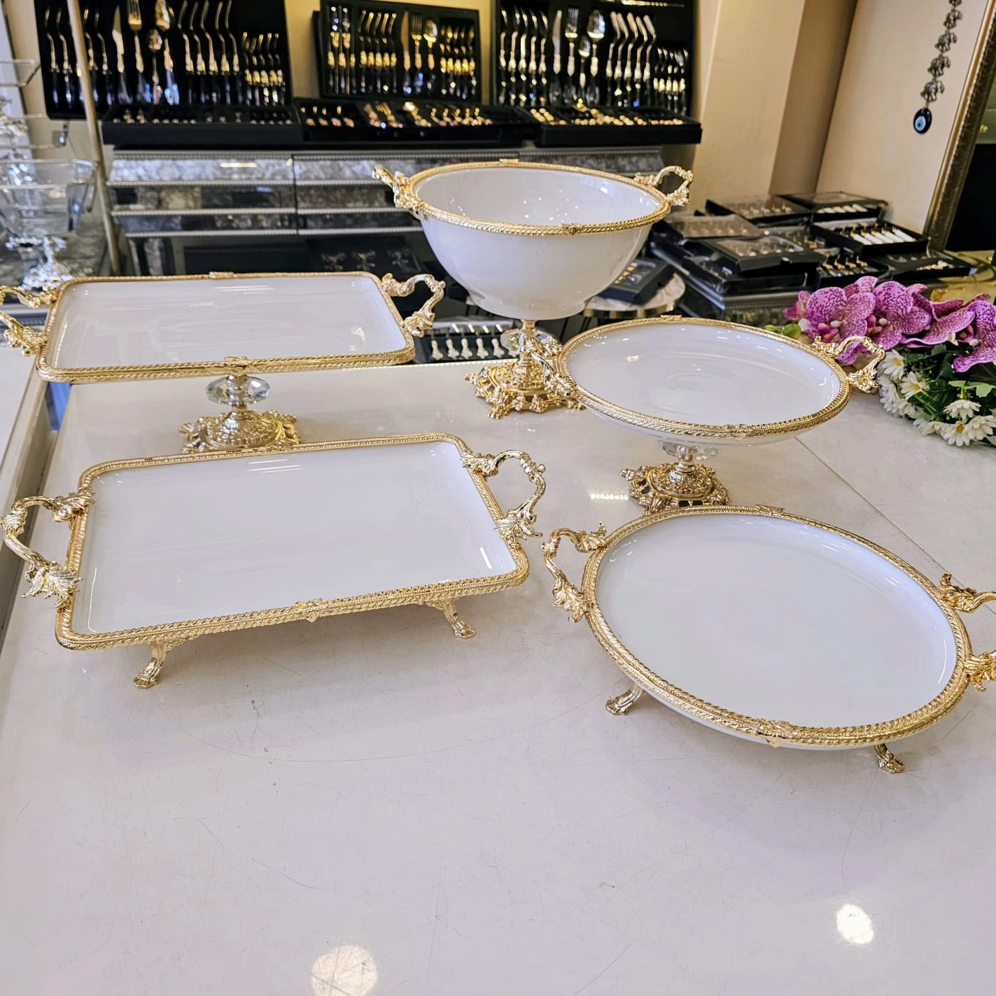 DÖKÜM KENAR ÇERCEVELİ AYAKLI PORSELEN SUNUM SETİ GOLD 5 PARÇA
