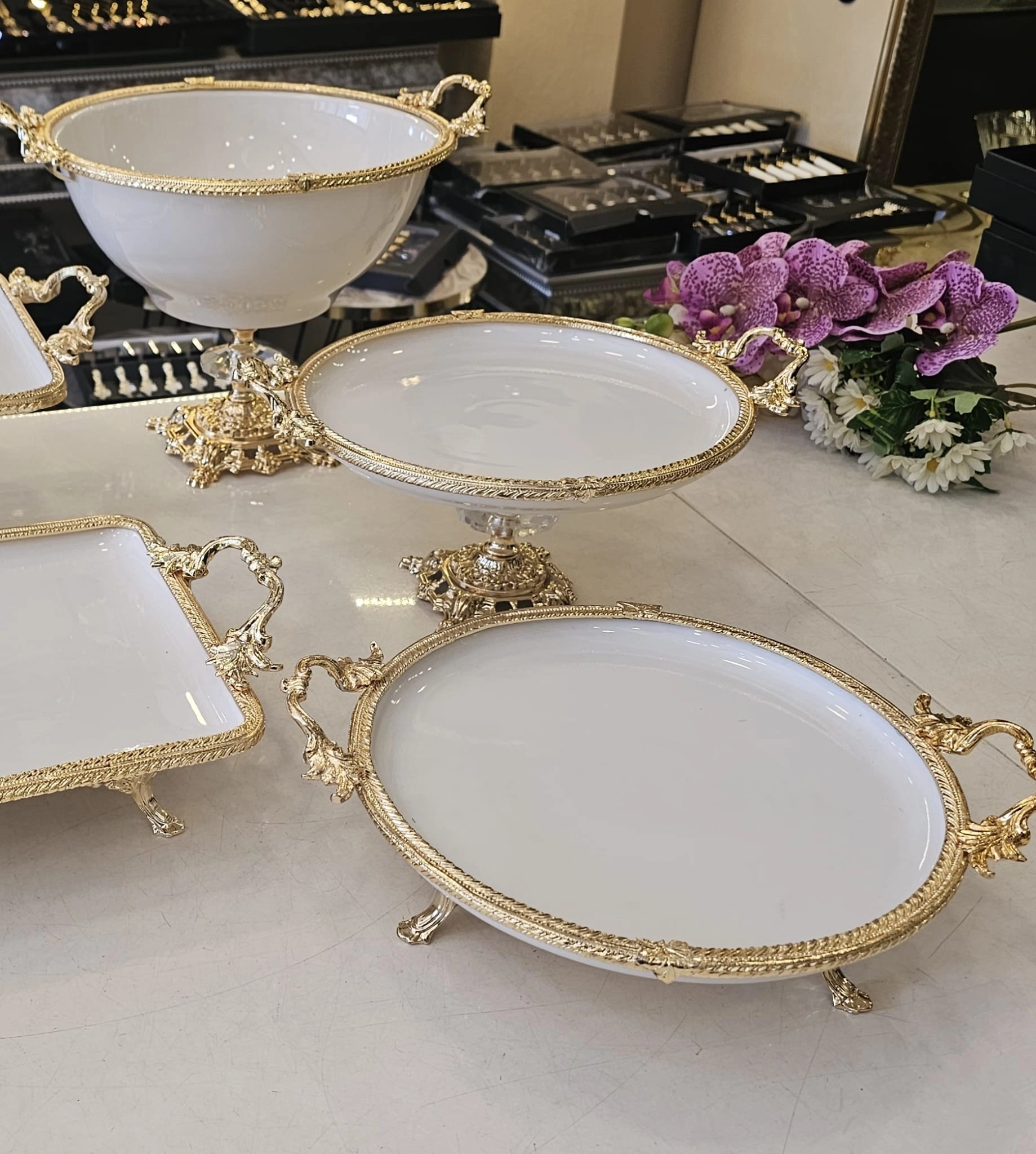 DÖKÜM KENAR ÇERCEVELİ AYAKLI PORSELEN SUNUM SETİ GOLD 10 PARÇA