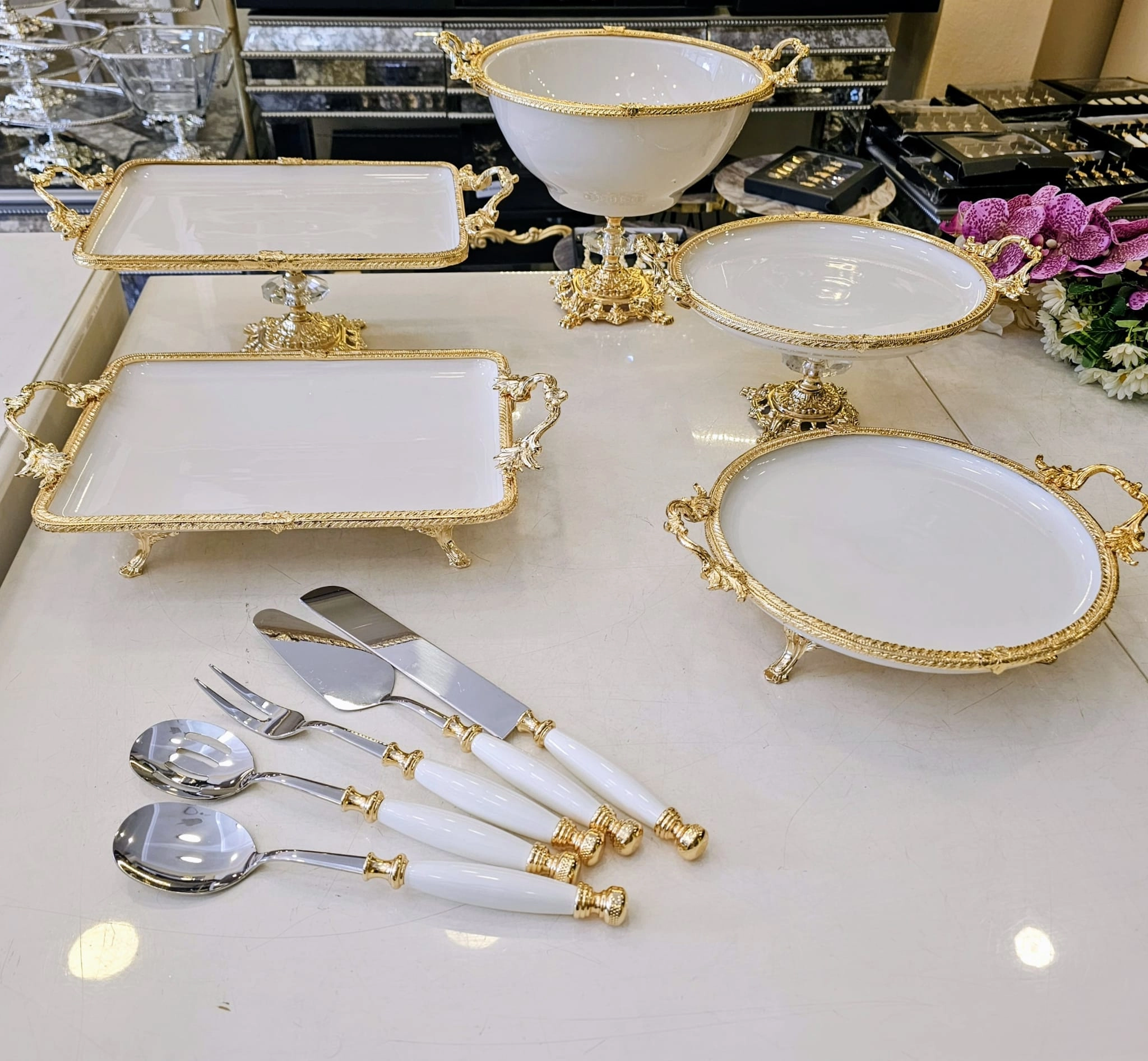 DÖKÜM KENAR ÇERCEVELİ AYAKLI PORSELEN SUNUM SETİ GOLD 10 PARÇA