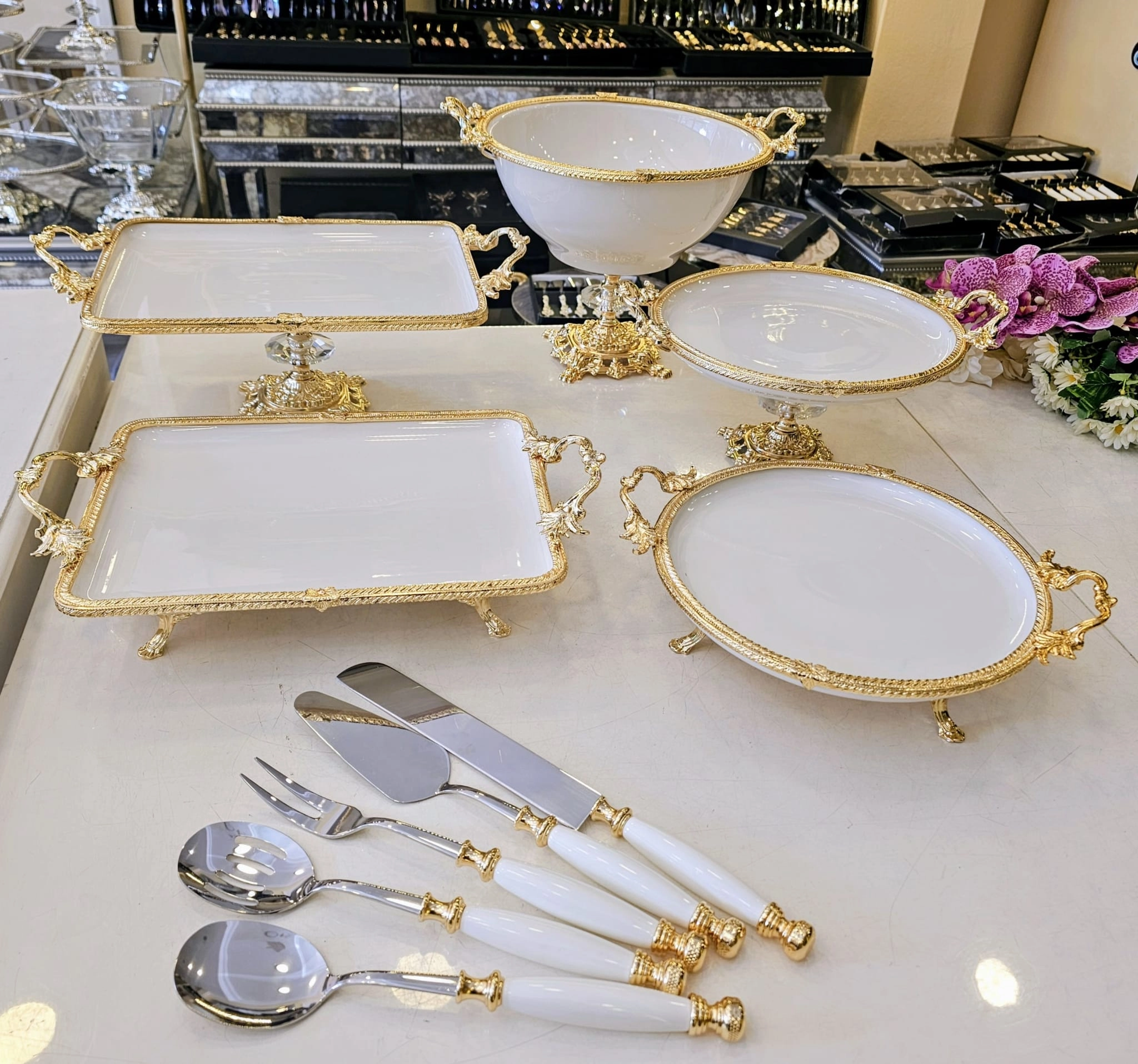DÖKÜM KENAR ÇERCEVELİ AYAKLI PORSELEN SUNUM SETİ GOLD 10 PARÇA