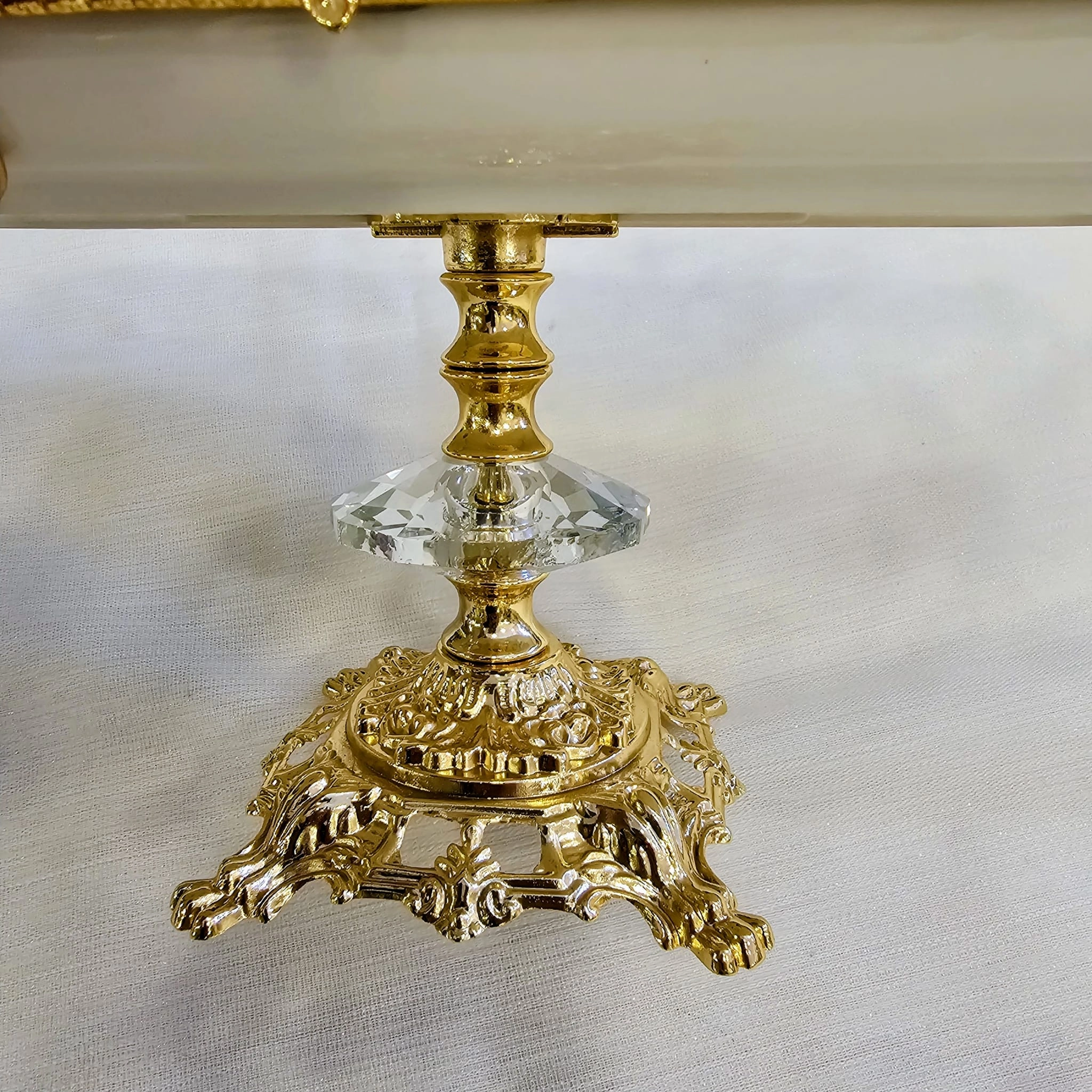 DÖKÜM KENAR ÇERCEVELİ AYAKLI PORSELEN SUNUM TABAĞI 25 CM GOLD