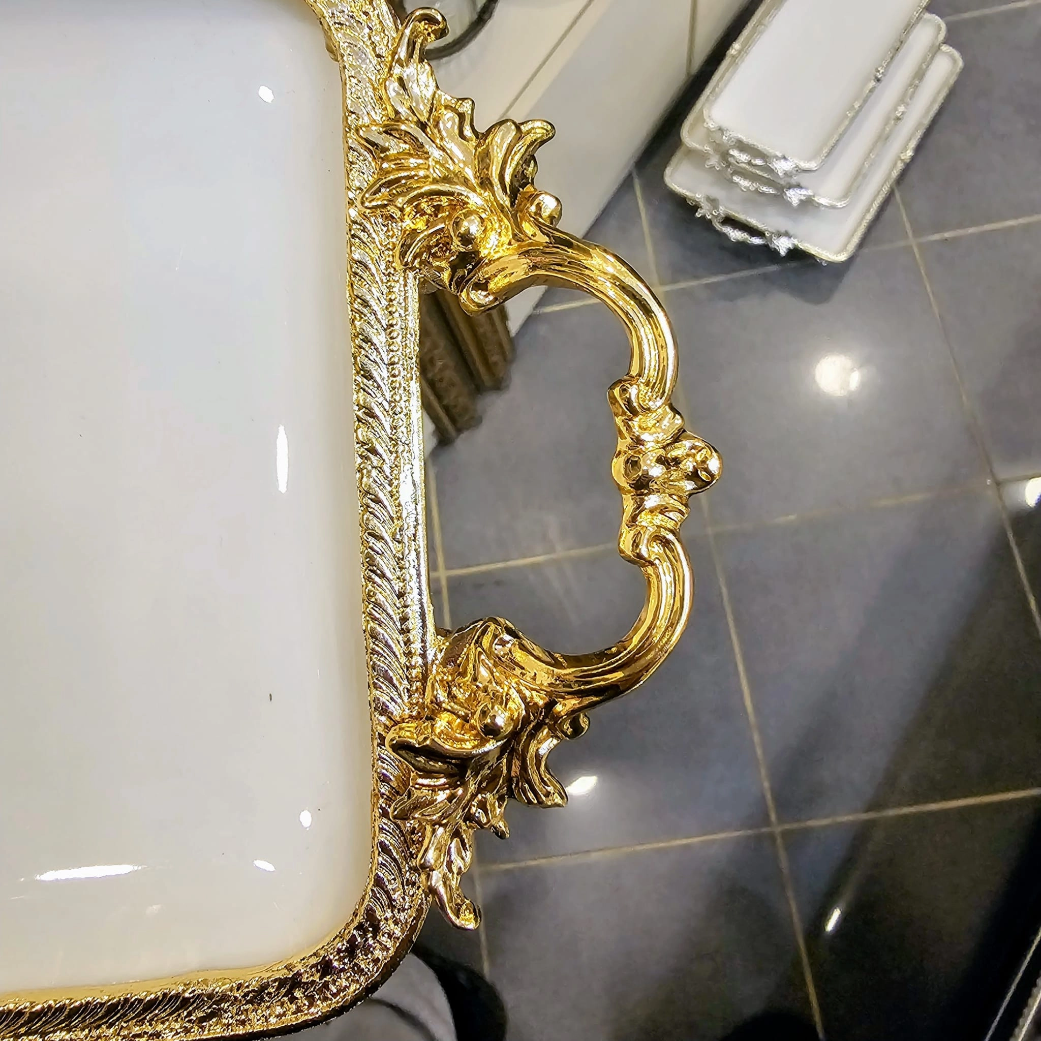 DÖKÜM KENAR ÇERCEVELİ AYAKLI PORSELEN SUNUM TABAĞI GOLD 30*14