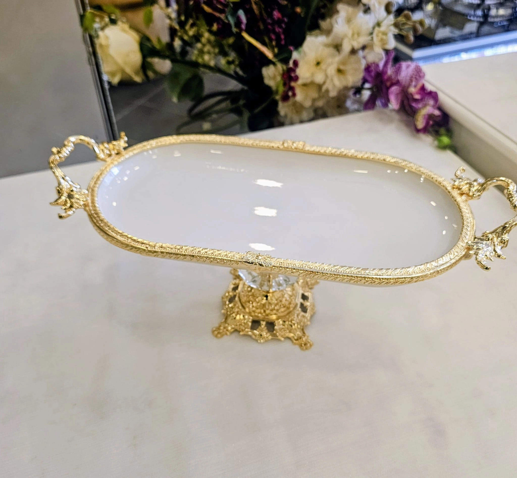 DÖKÜM KENAR ÇERCEVELİ AYAKLI PORSELEN SUNUM TABAĞI 33*21 GOLD