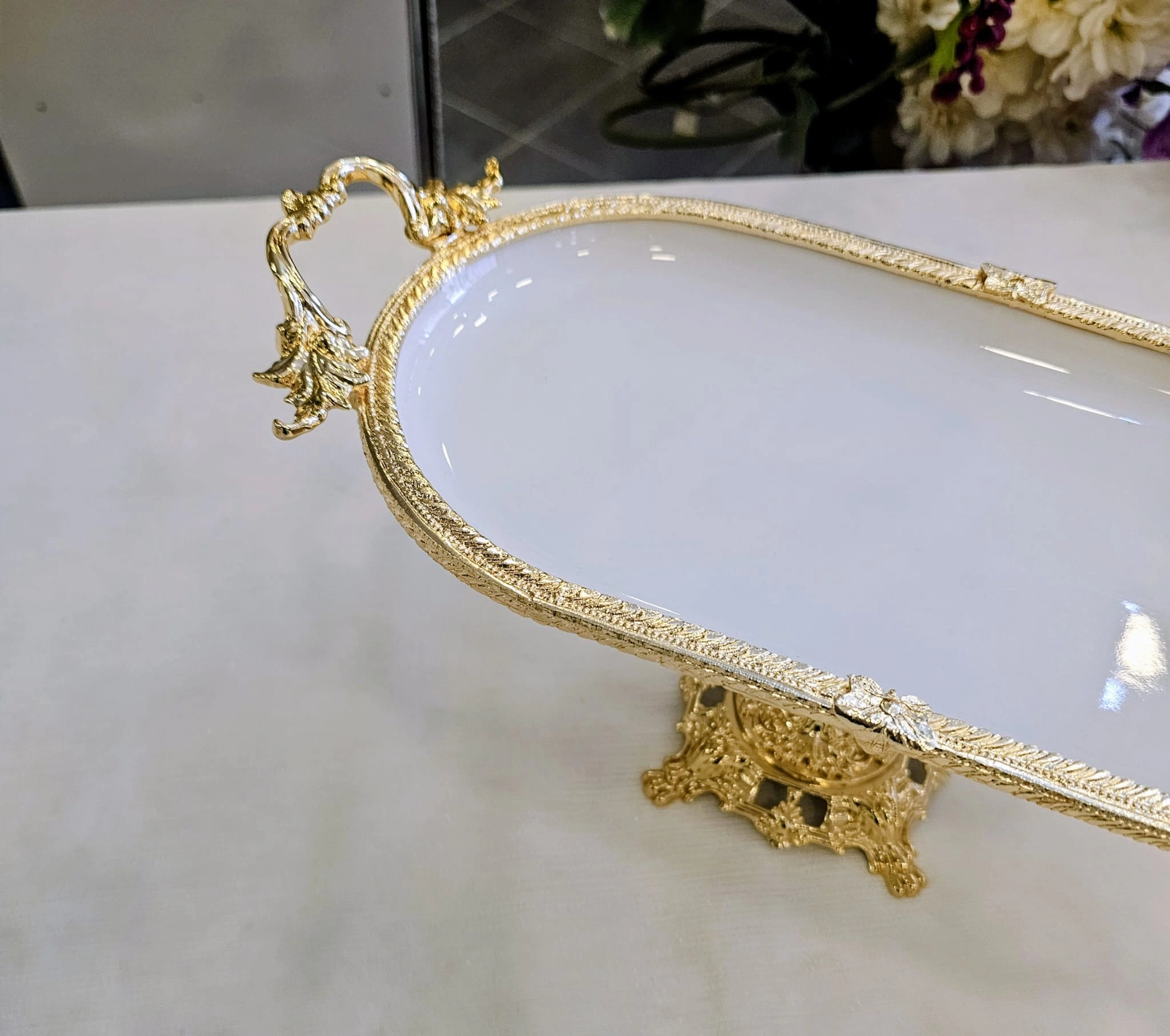 DÖKÜM KENAR ÇERCEVELİ AYAKLI PORSELEN SUNUM TABAĞI 33*21 GOLD