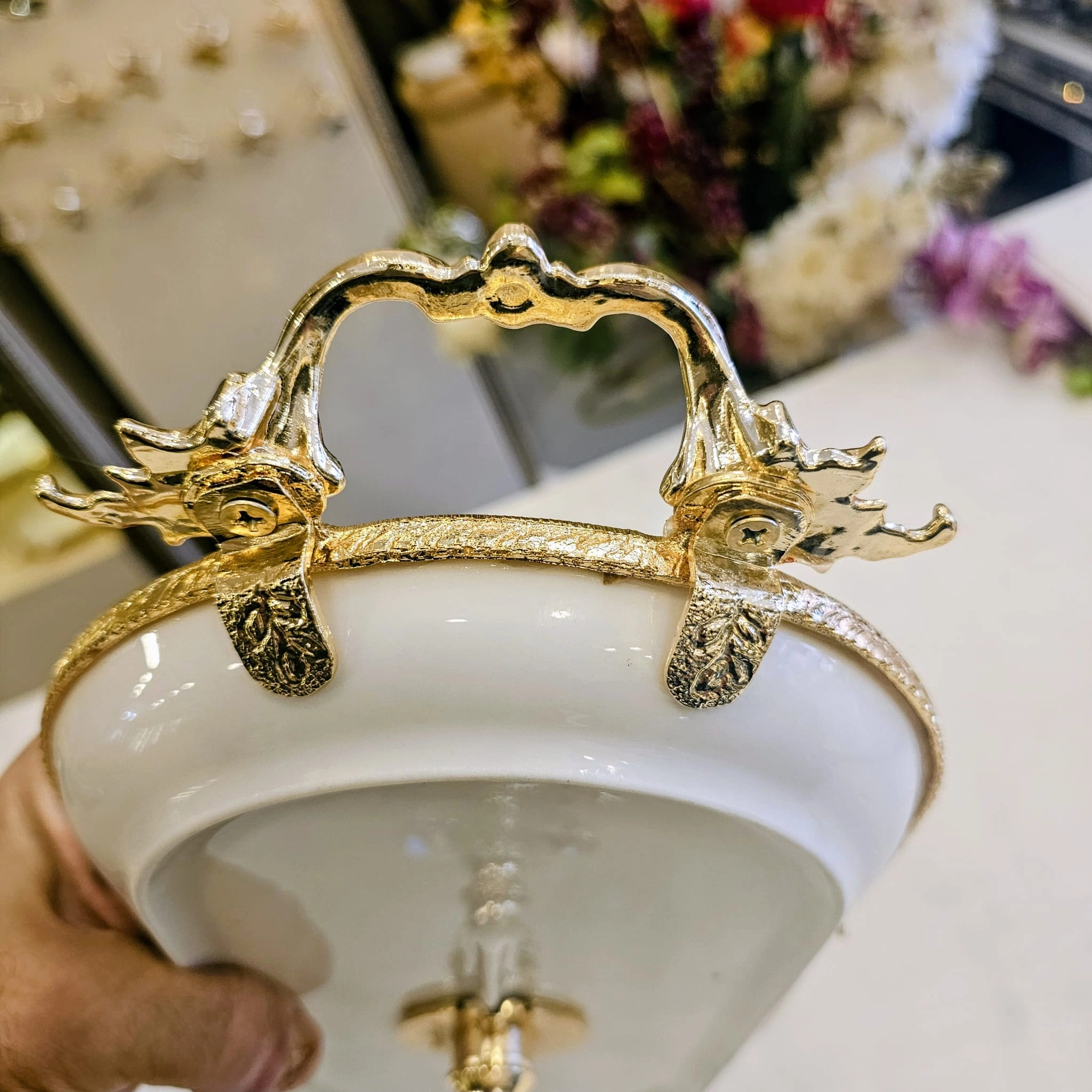 DÖKÜM KENAR ÇERCEVELİ AYAKLI PORSELEN SUNUM TABAĞI 29 CM GOLD