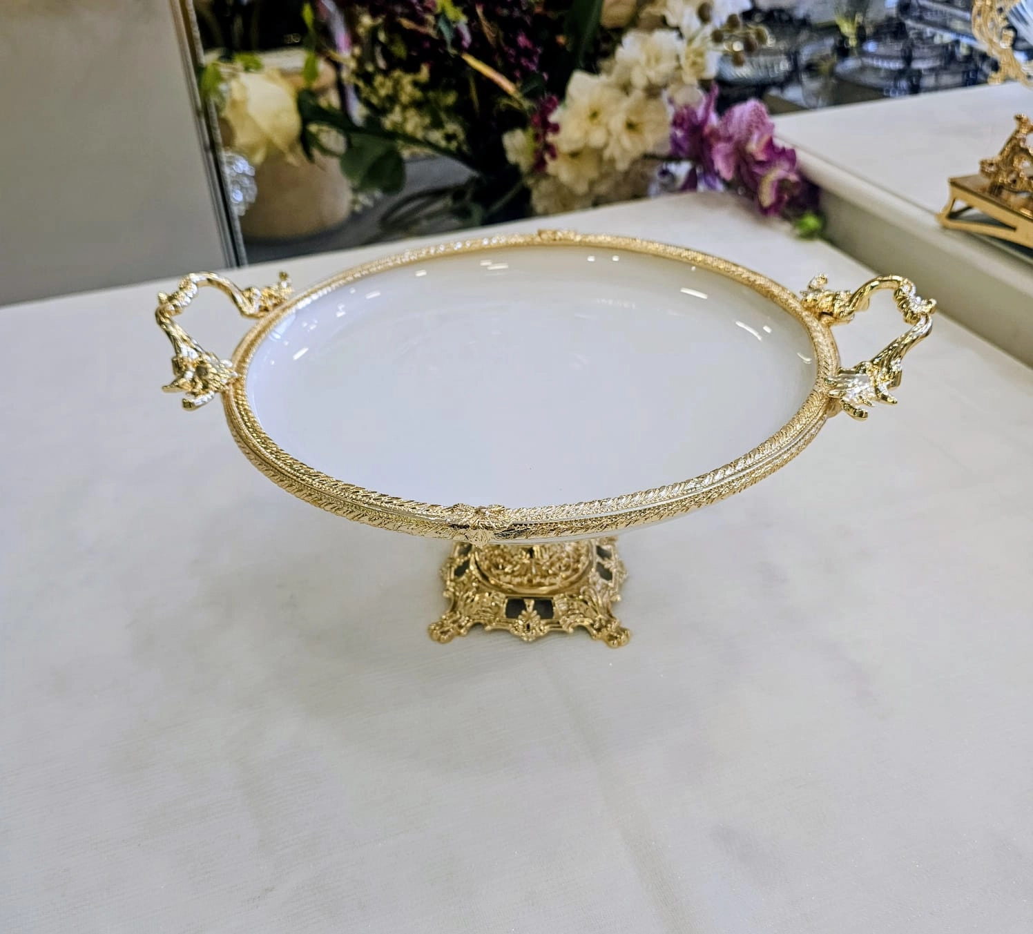 DÖKÜM KENAR ÇERCEVELİ AYAKLI PORSELEN SUNUM TABAĞI 25 CM GOLD