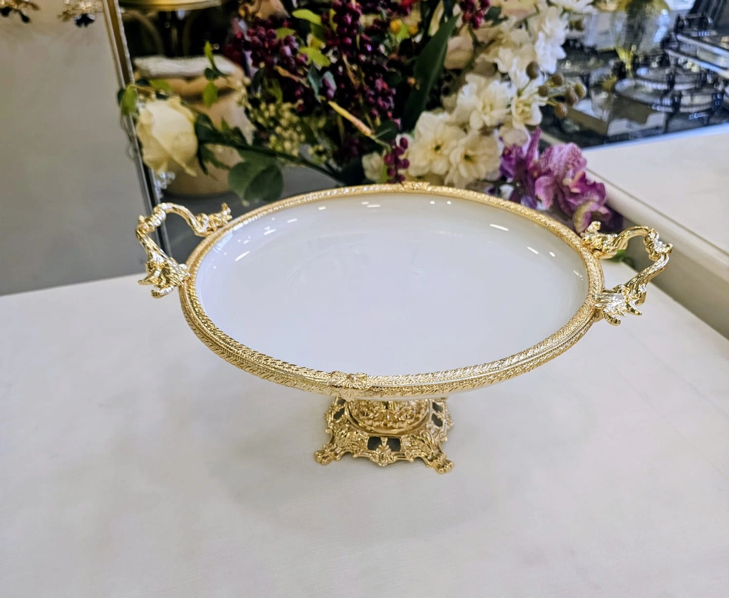 DÖKÜM KENAR ÇERCEVELİ AYAKLI PORSELEN SUNUM TABAĞI 29 CM GOLD