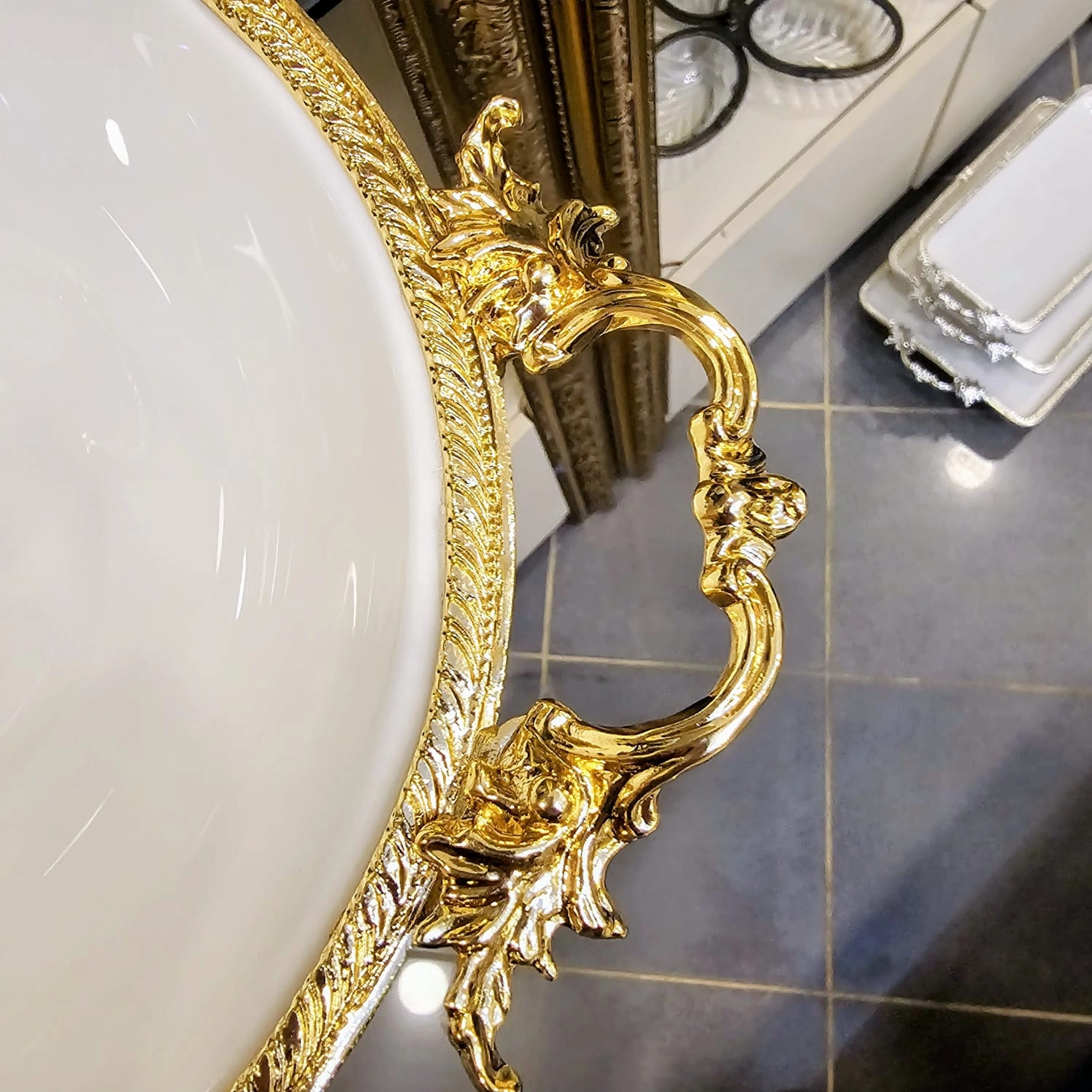 DÖKÜM KENAR ÇERCEVELİ AYAKLI PORSELEN SUNUM TABAĞI 25 CM GOLD