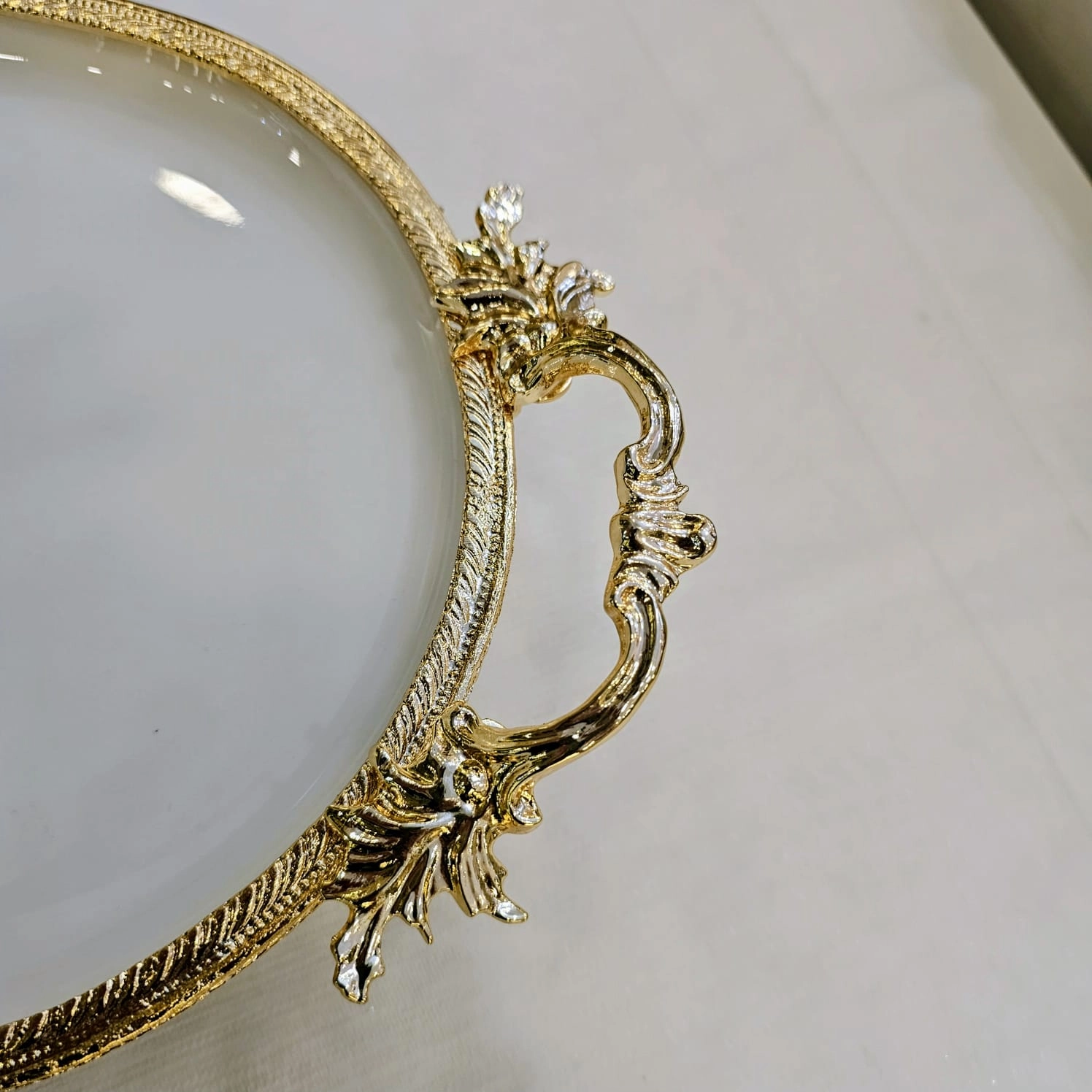 DÖKÜM KENAR ÇERCEVELİ OVAL PORSELEN 30*16 GOLD