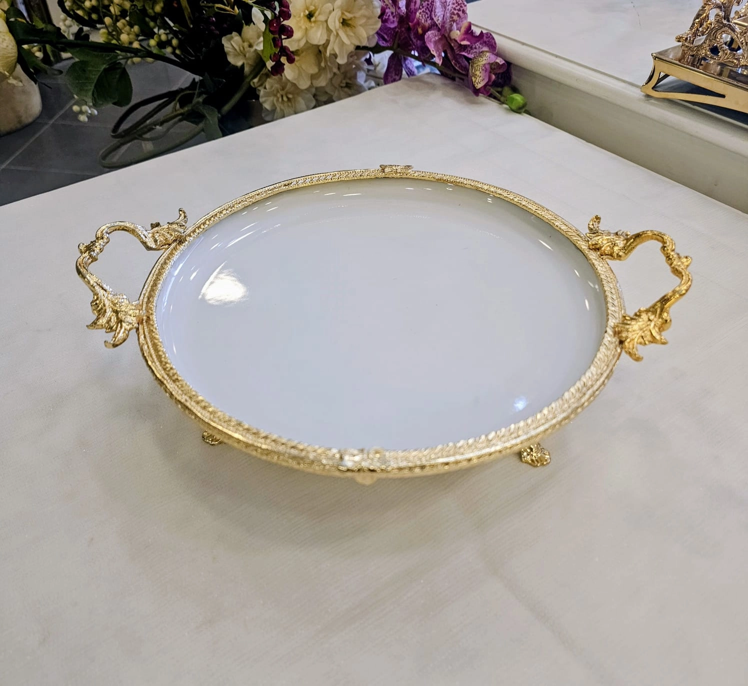 DÖKÜM KENAR ÇERCEVELİ AYAKLI PORSELEN SUNUM TABAĞI 29 CM GOLD