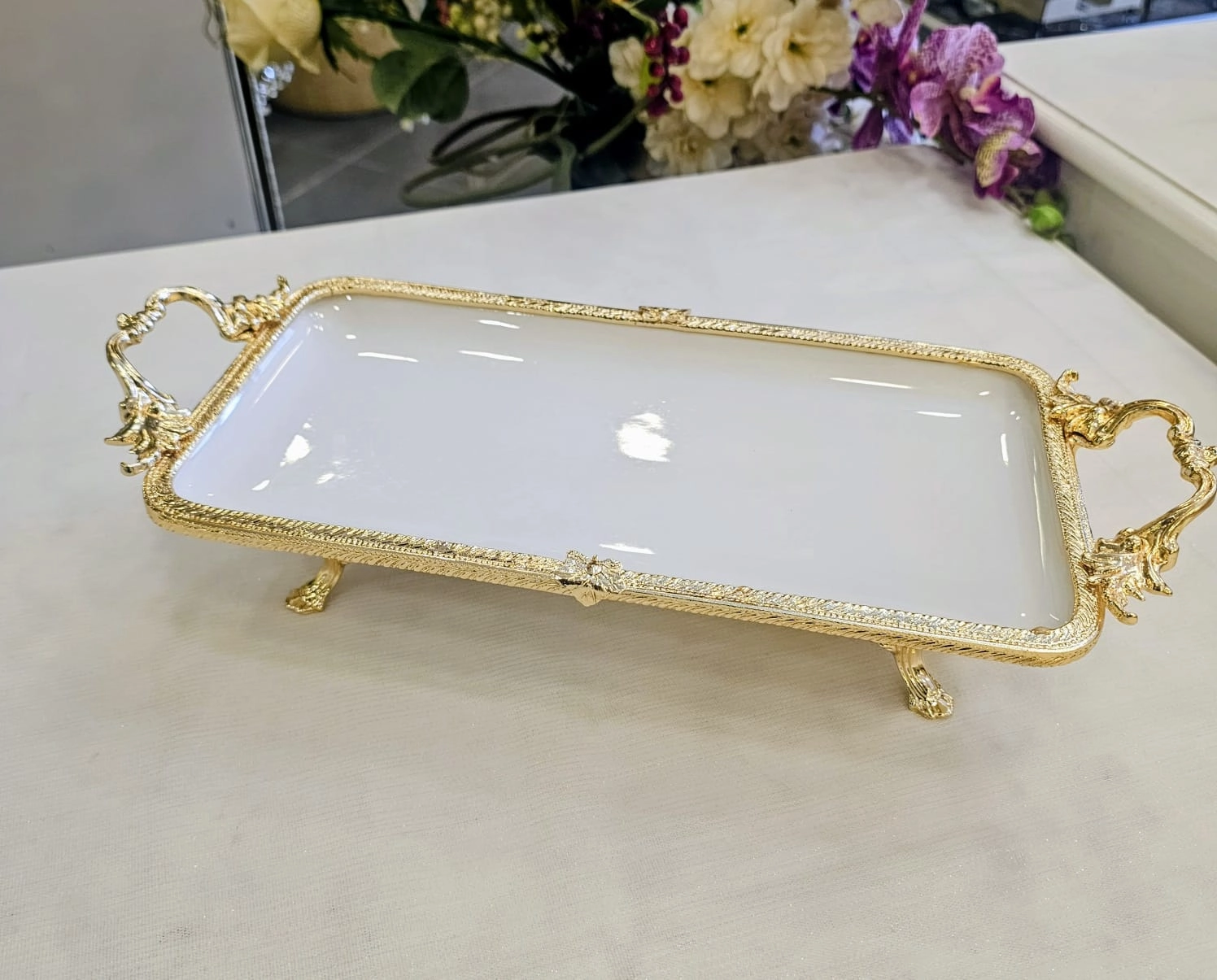 DÖKÜM KENAR ÇERCEVELİ AYAKLI PORSELEN SUNUM SETİ GOLD 4 PARCA