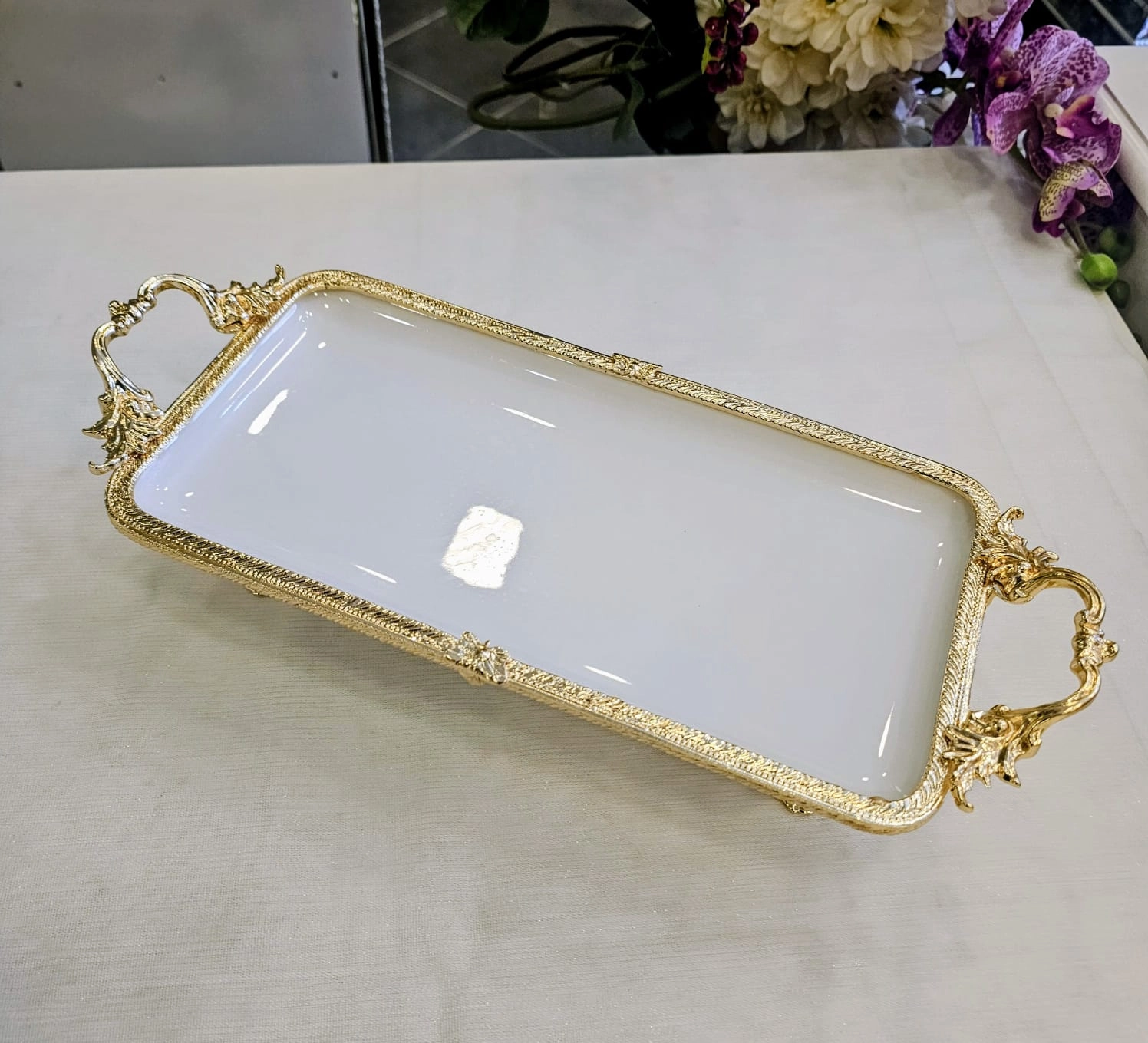 DÖKÜM KENAR ÇERCEVELİ AYAKLI PORSELEN SUNUM TABAĞI 30*14 GOLD