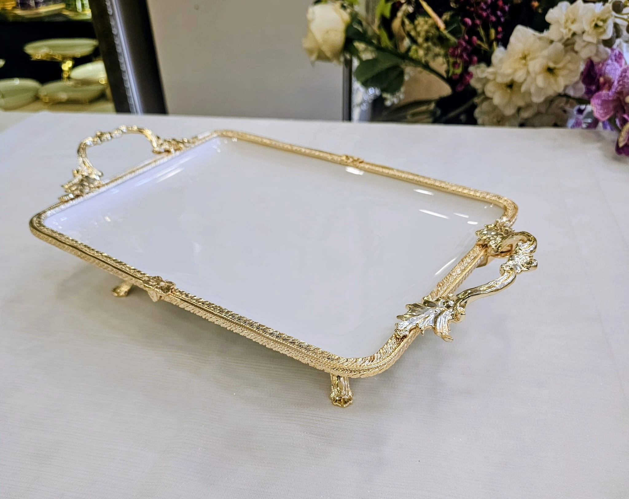 DÖKÜM KENAR ÇERCEVELİ AYAKLI PORSELEN SUNUM TABAĞI 30*22 GOLD