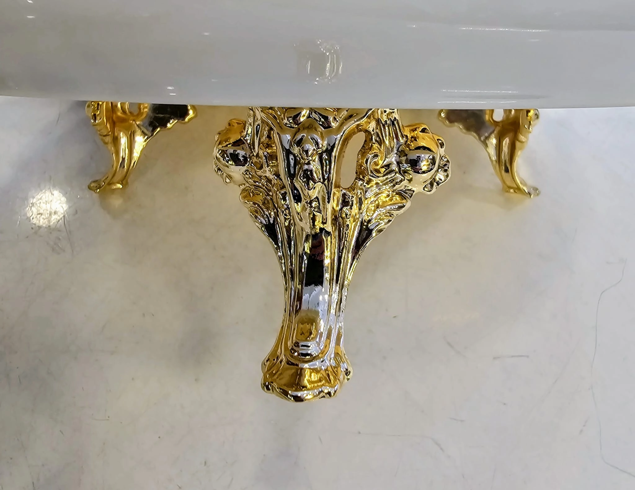 DÖKÜM KENAR ÇERCEVELİ AYAKLI PORSELEN KASE GOLD 26 CM