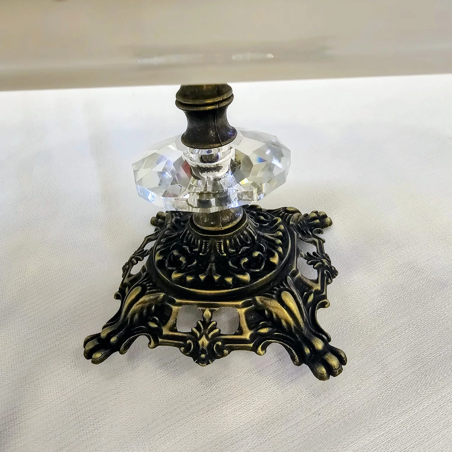 DÖKÜM KENAR ÇERCEVELİ AYAKLI PORSELEN SUNUM TABAĞI 29 CM ANTİK