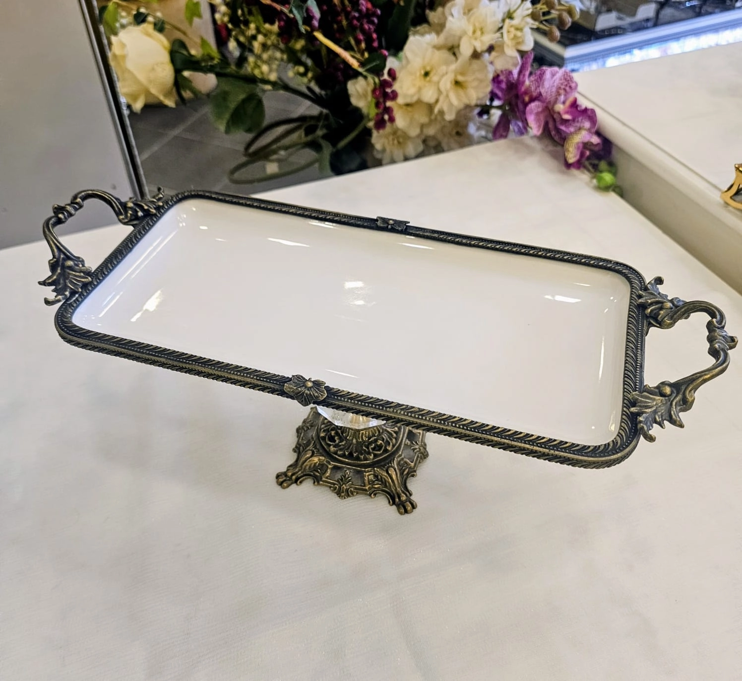 DÖKÜM KENAR ÇERCEVELİ AYAKLI PORSELEN SUNUM TABAĞI ANTİK