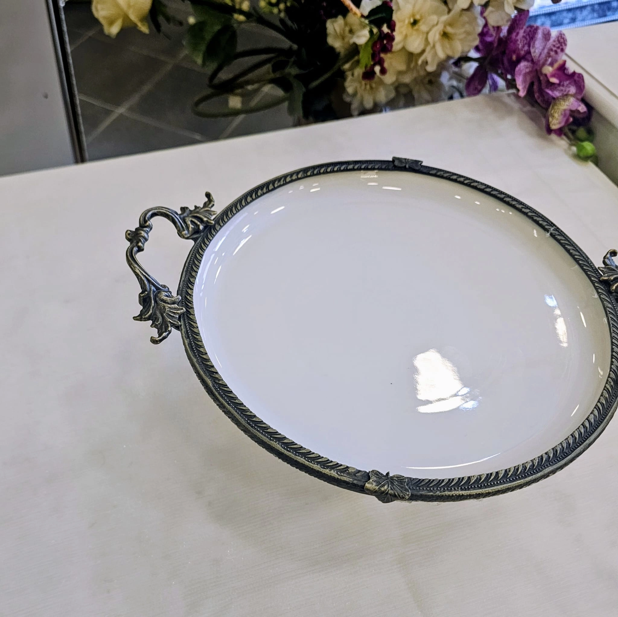 DÖKÜM KENAR ÇERCEVELİ AYAKLI PORSELEN SUNUM TABAĞI 25 CM ANTİK