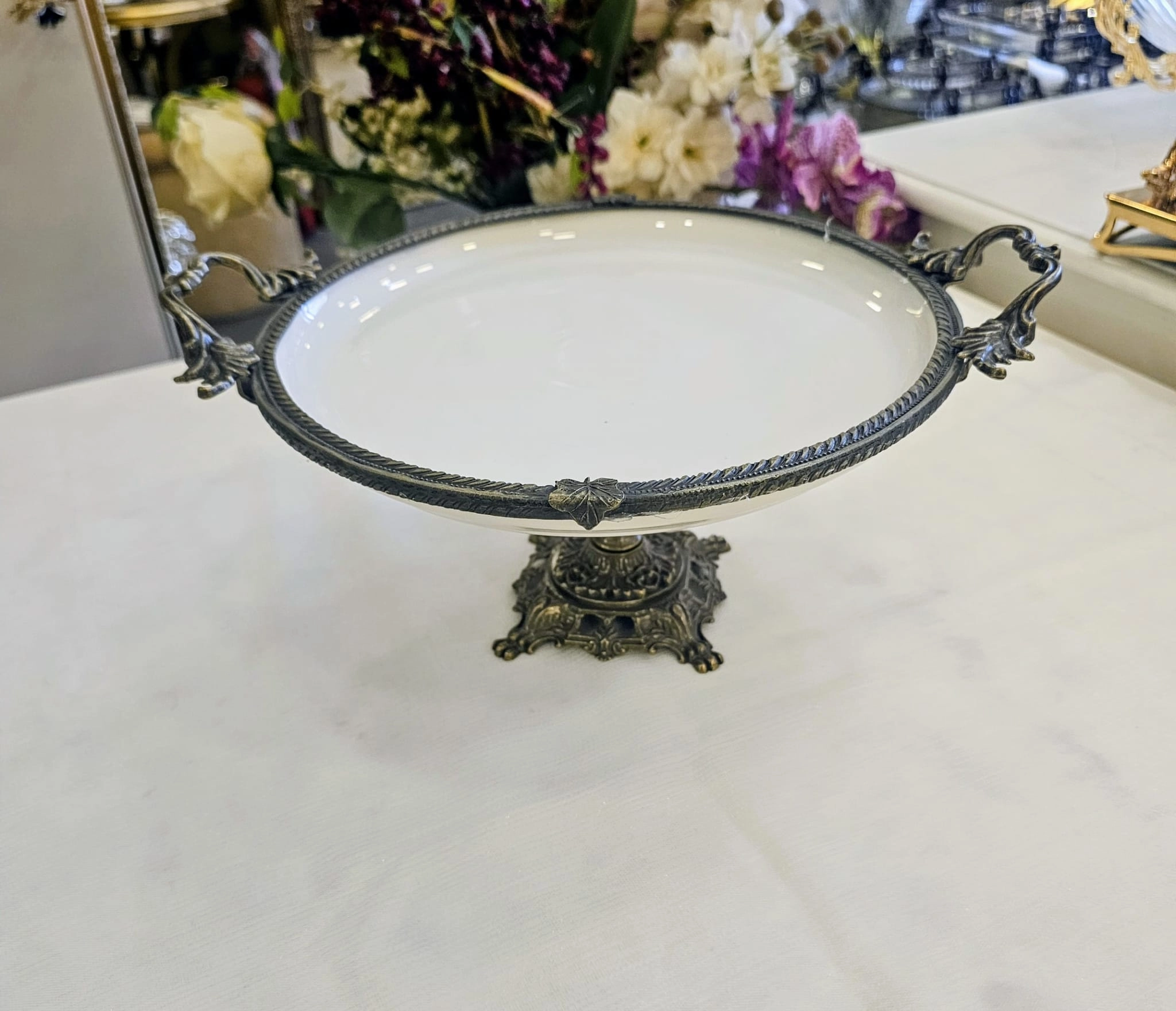 DÖKÜM KENAR ÇERCEVELİ AYAKLI PORSELEN SUNUM TABAĞI 29 CM ANTİK