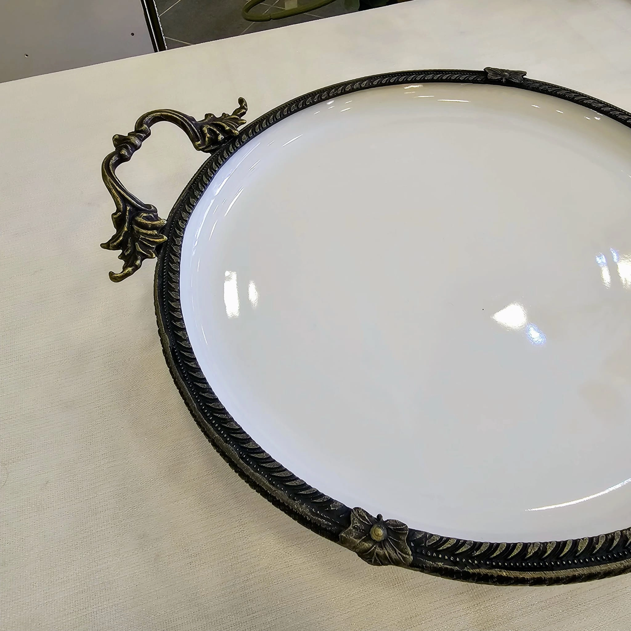 DÖKÜM KENAR ÇERCEVELİ AYAKLI PORSELEN SUNUM TABAĞI 25 CM ANTİK
