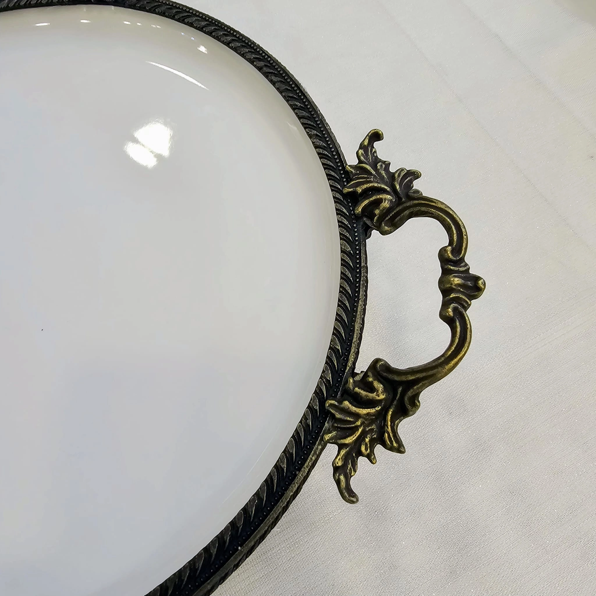 DÖKÜM KENAR ÇERCEVELİ AYAKLI PORSELEN SUNUM TABAĞI 25 CM ANTİK