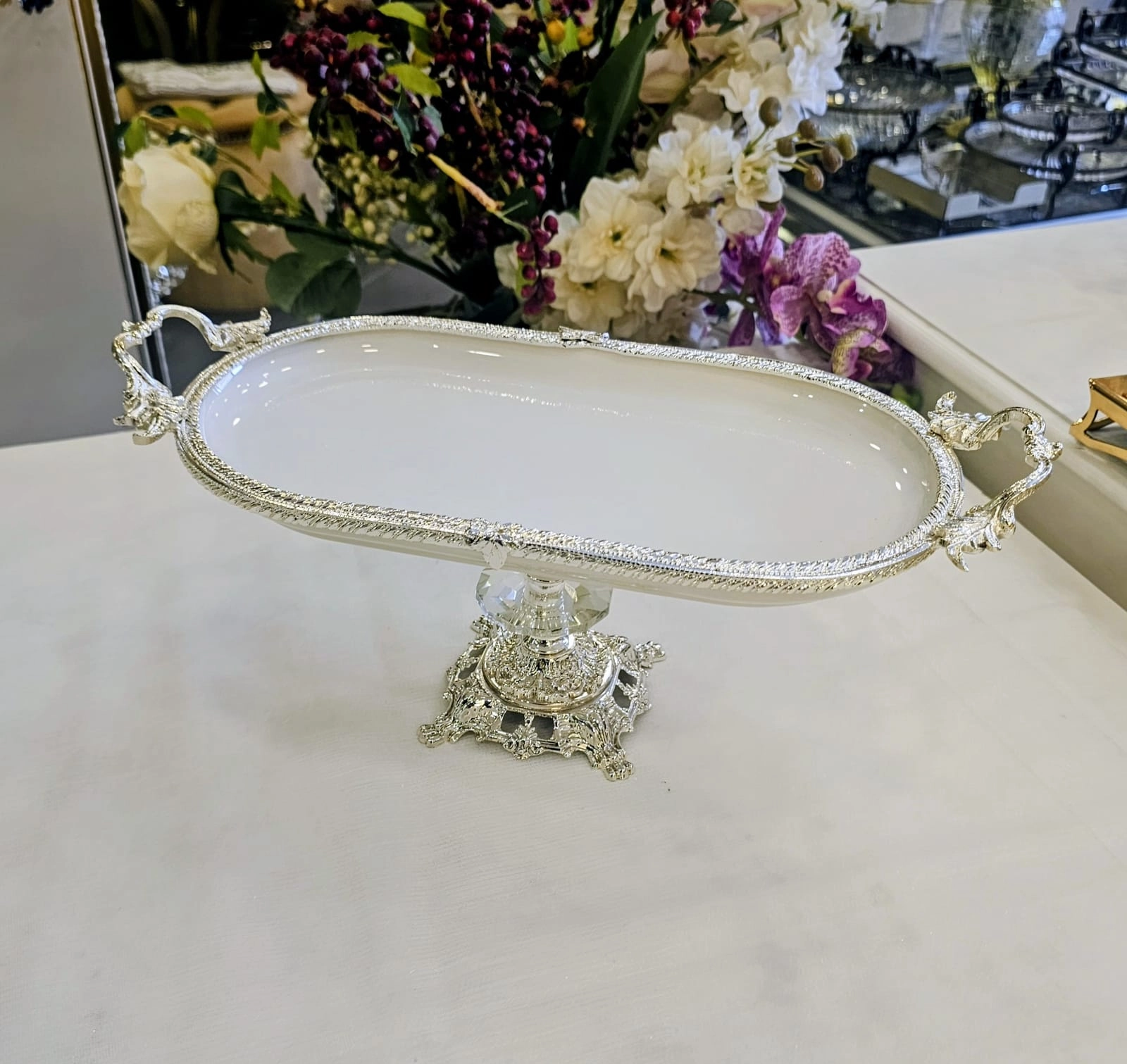 DÖKÜM KENAR ÇERCEVELİ AYAKLI PORSELEN SUNUM TABAĞI 30*16 GÜMÜŞ