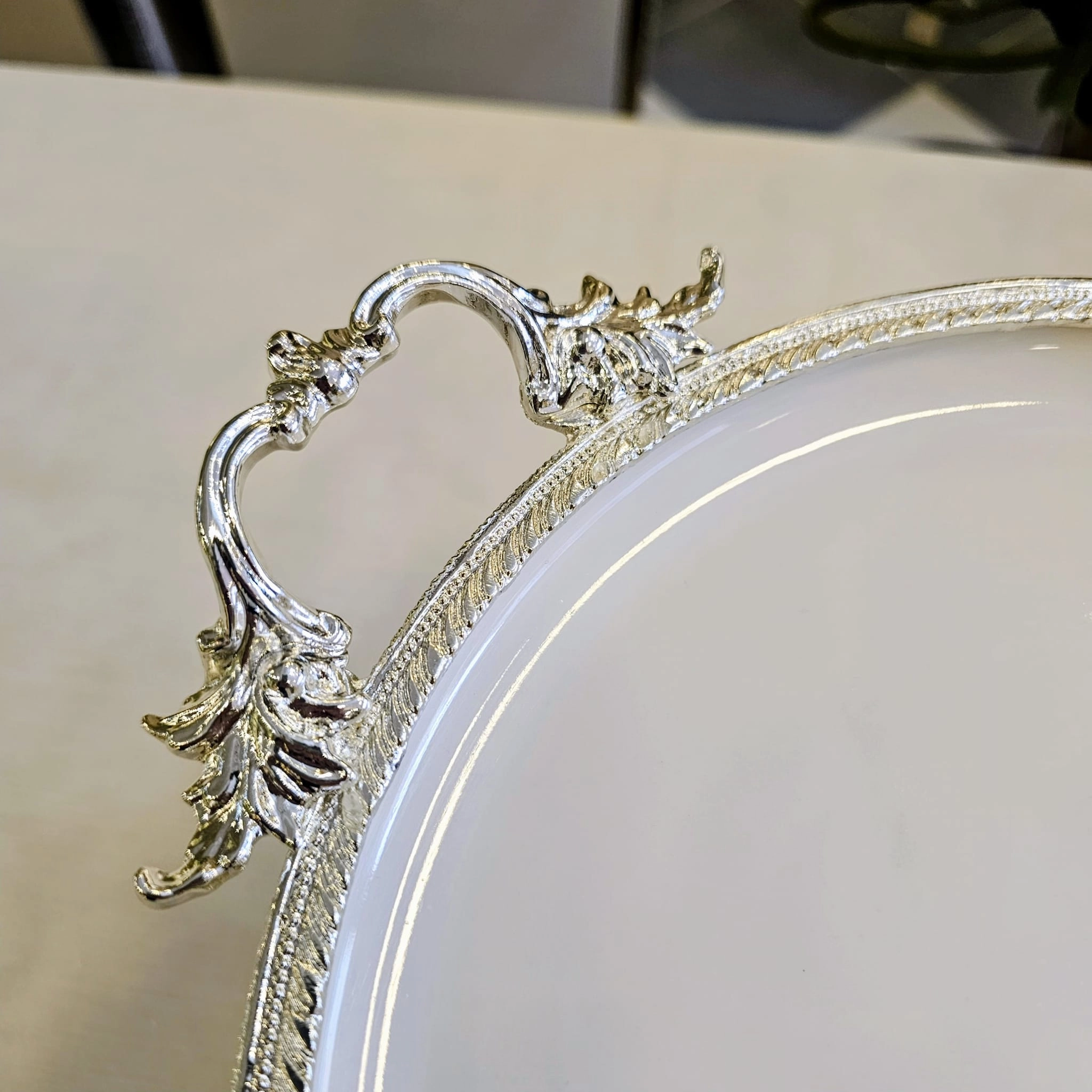 DÖKÜM KENAR ÇERCEVELİ AYAKLI PORSELEN SUNUM TABAĞI 25 CM GÜMÜŞ