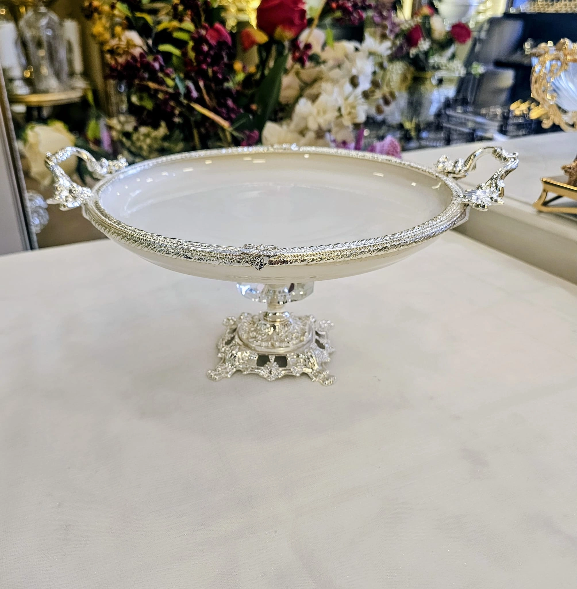 DÖKÜM KENAR ÇERCEVELİ AYAKLI PORSELEN SUNUM TABAĞI 29 CM GÜMÜŞ