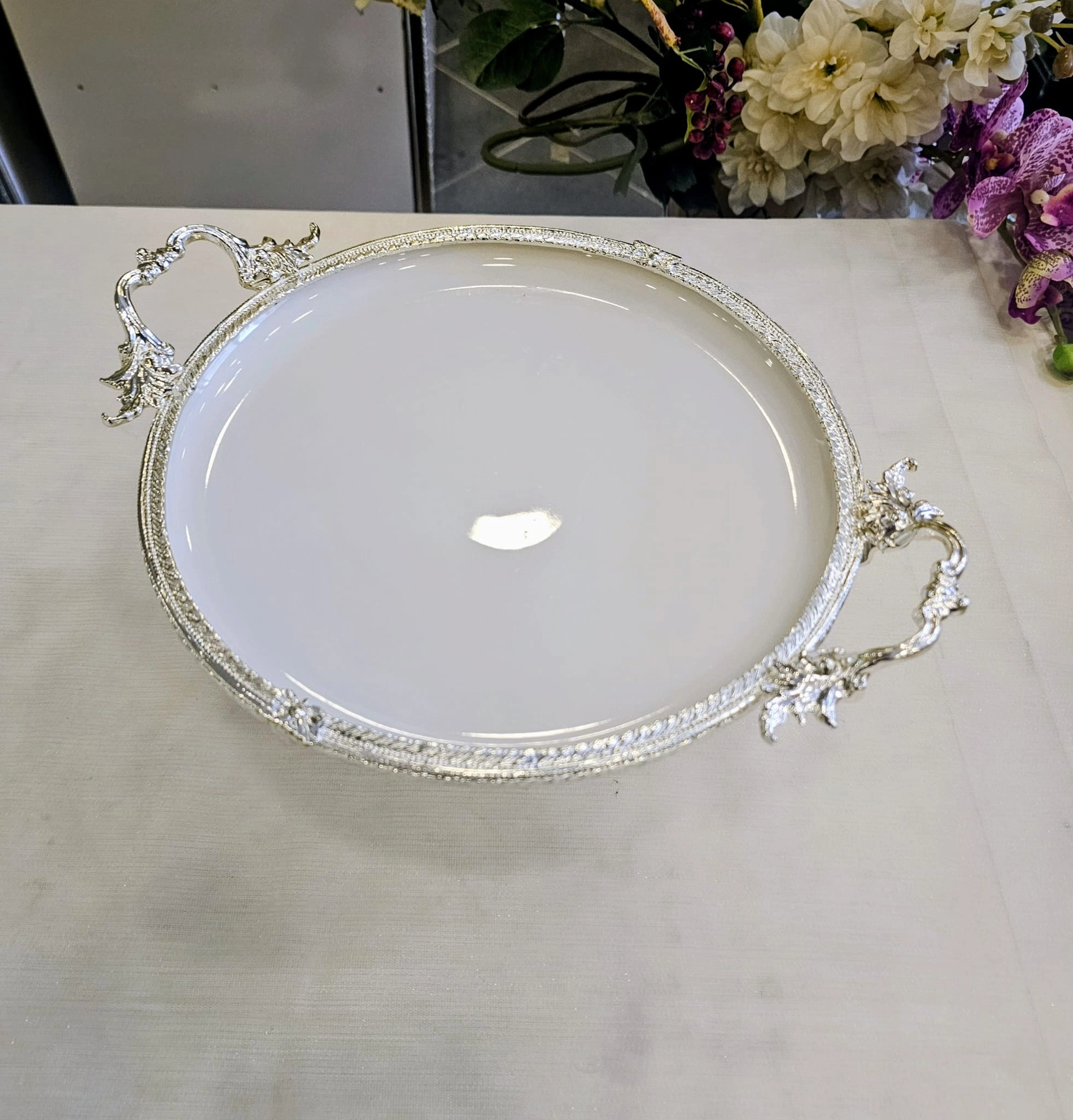 DÖKÜM KENAR ÇERCEVELİ AYAKLI PORSELEN SUNUM TABAĞI 25 CM GÜMÜŞ