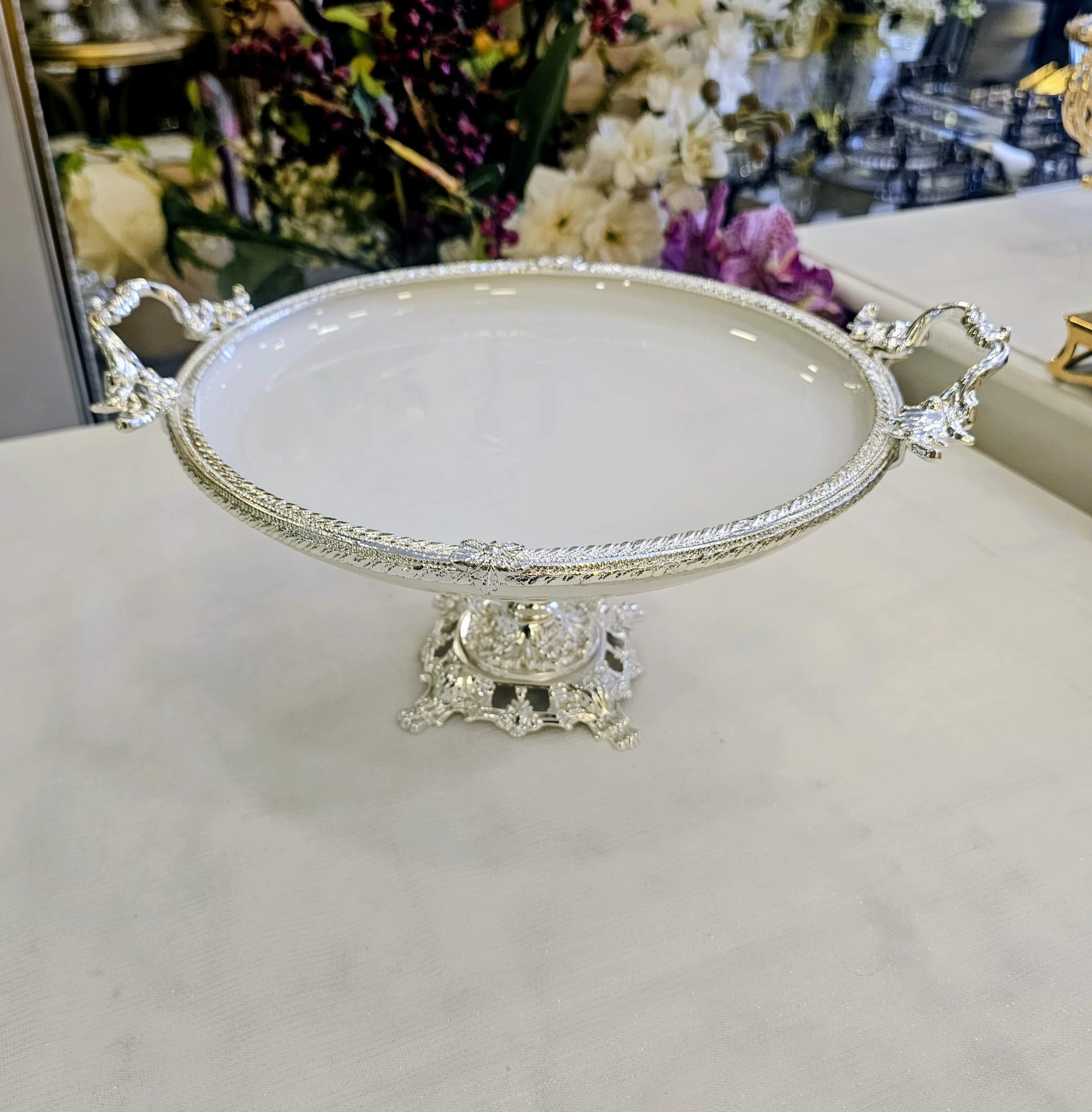 DÖKÜM KENAR ÇERCEVELİ AYAKLI PORSELEN SUNUM TABAĞI 25 CM GÜMÜŞ