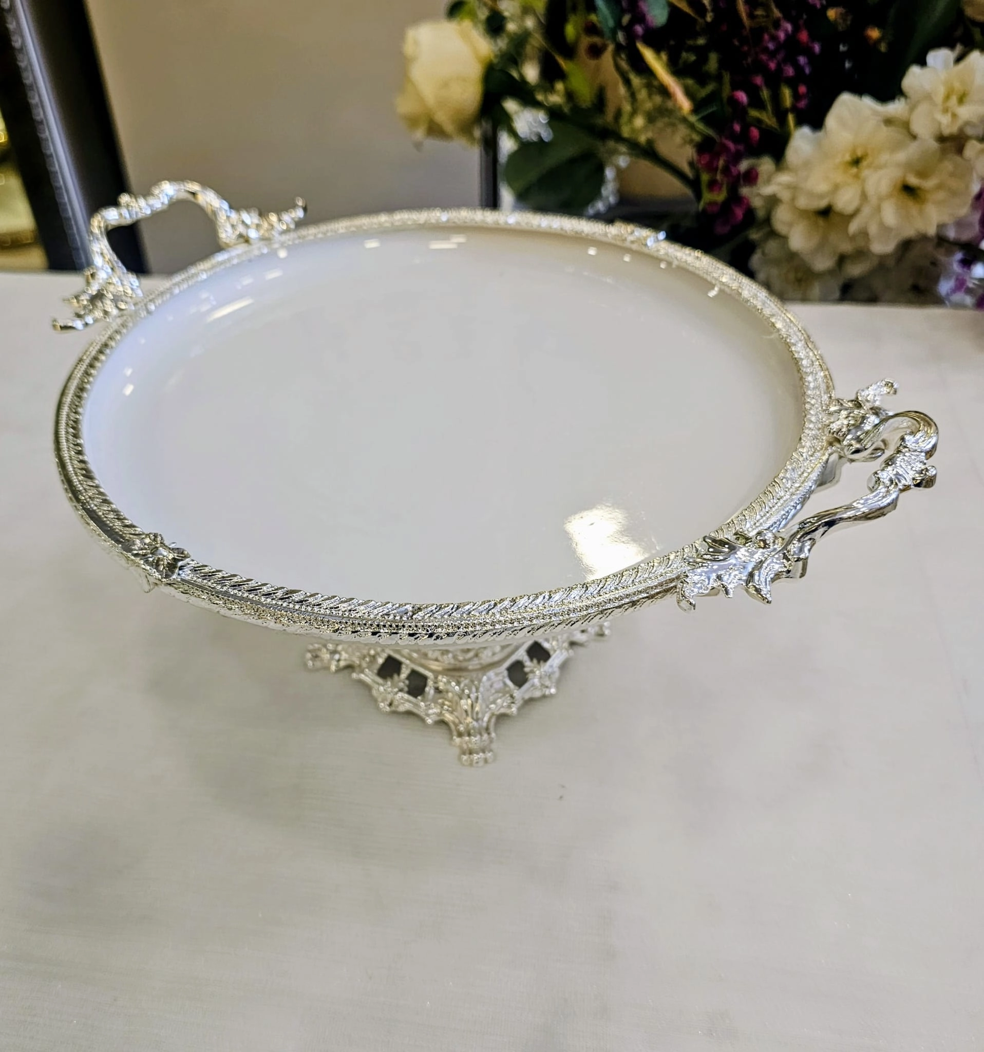 DÖKÜM KENAR ÇERCEVELİ AYAKLI PORSELEN SUNUM TABAĞI 25 CM GÜMÜŞ