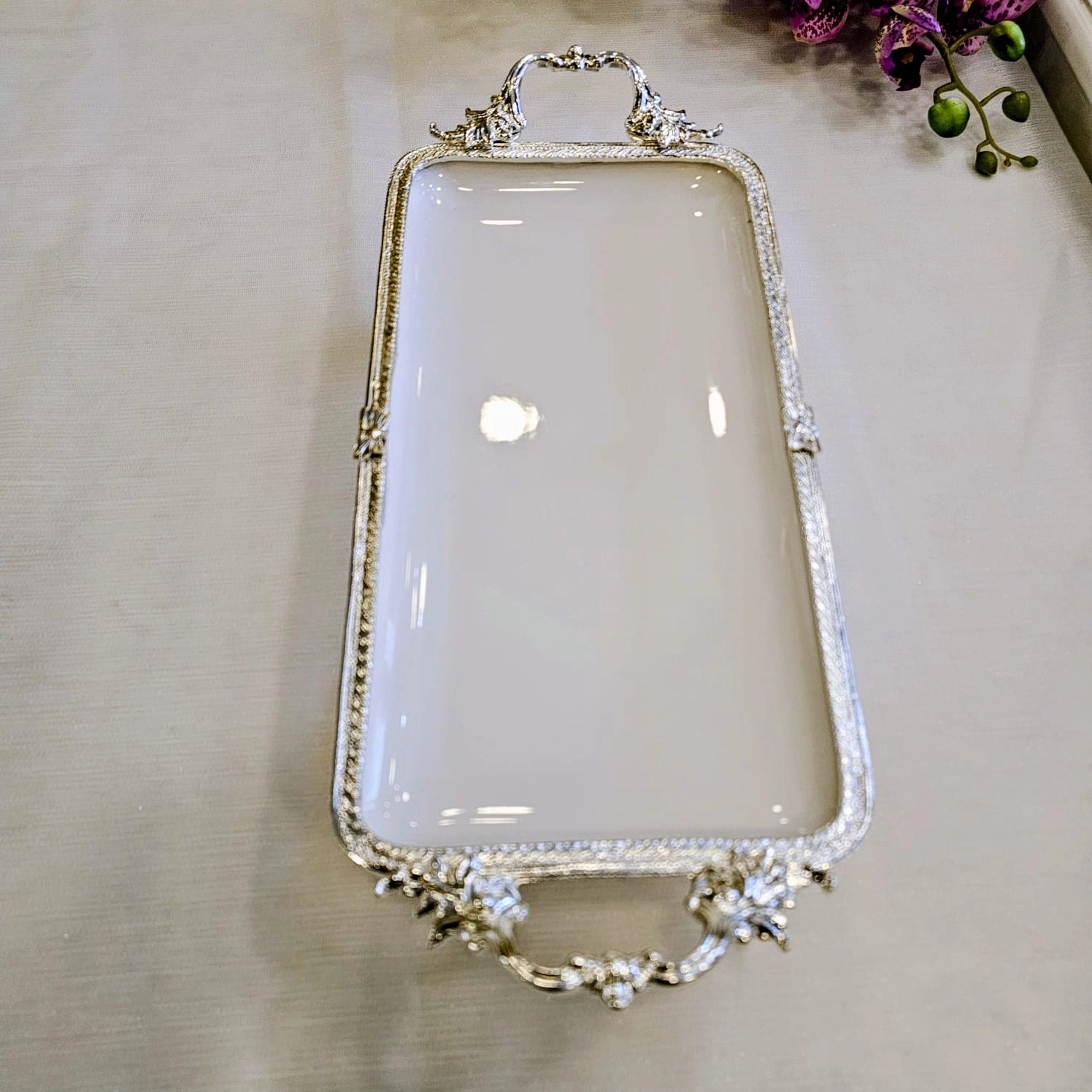 DÖKÜM KENAR ÇERCEVELİ AYAKLI PORSELEN SUNUM TABAĞI 30*14 GÜMÜŞ