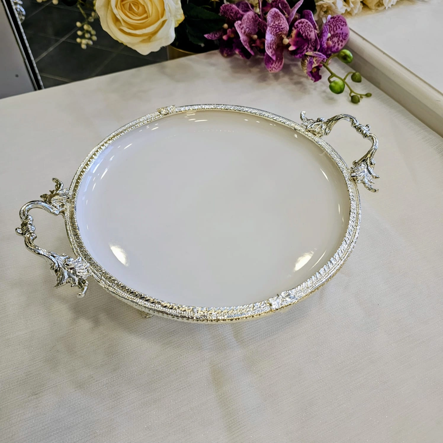 DÖKÜM KENAR ÇERCEVELİ AYAKLI PORSELEN SUNUM TABAĞI 29 CM GÜMÜŞ