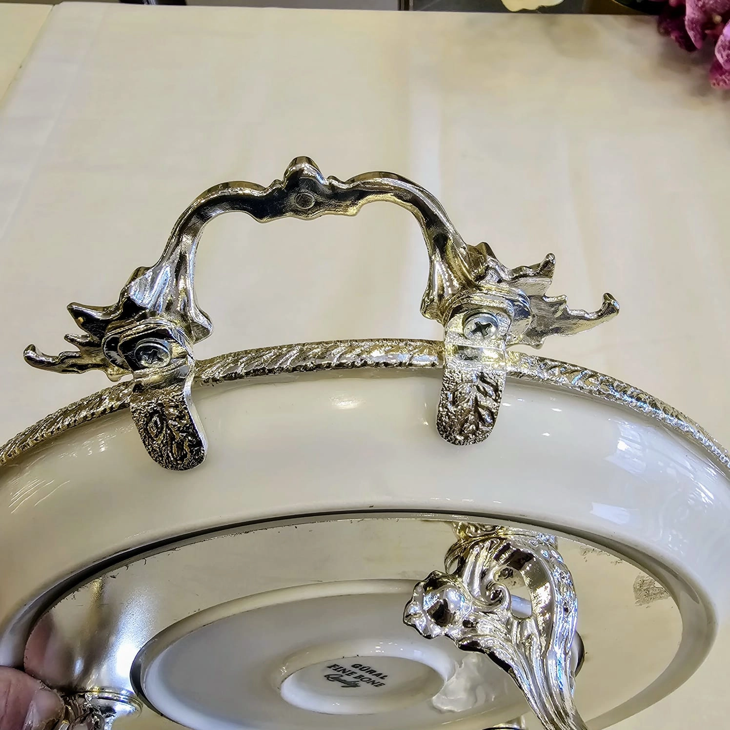 DÖKÜM KENAR ÇERCEVELİ AYAKLI PORSELEN SUNUM TABAĞI 29 CM GÜMÜŞ