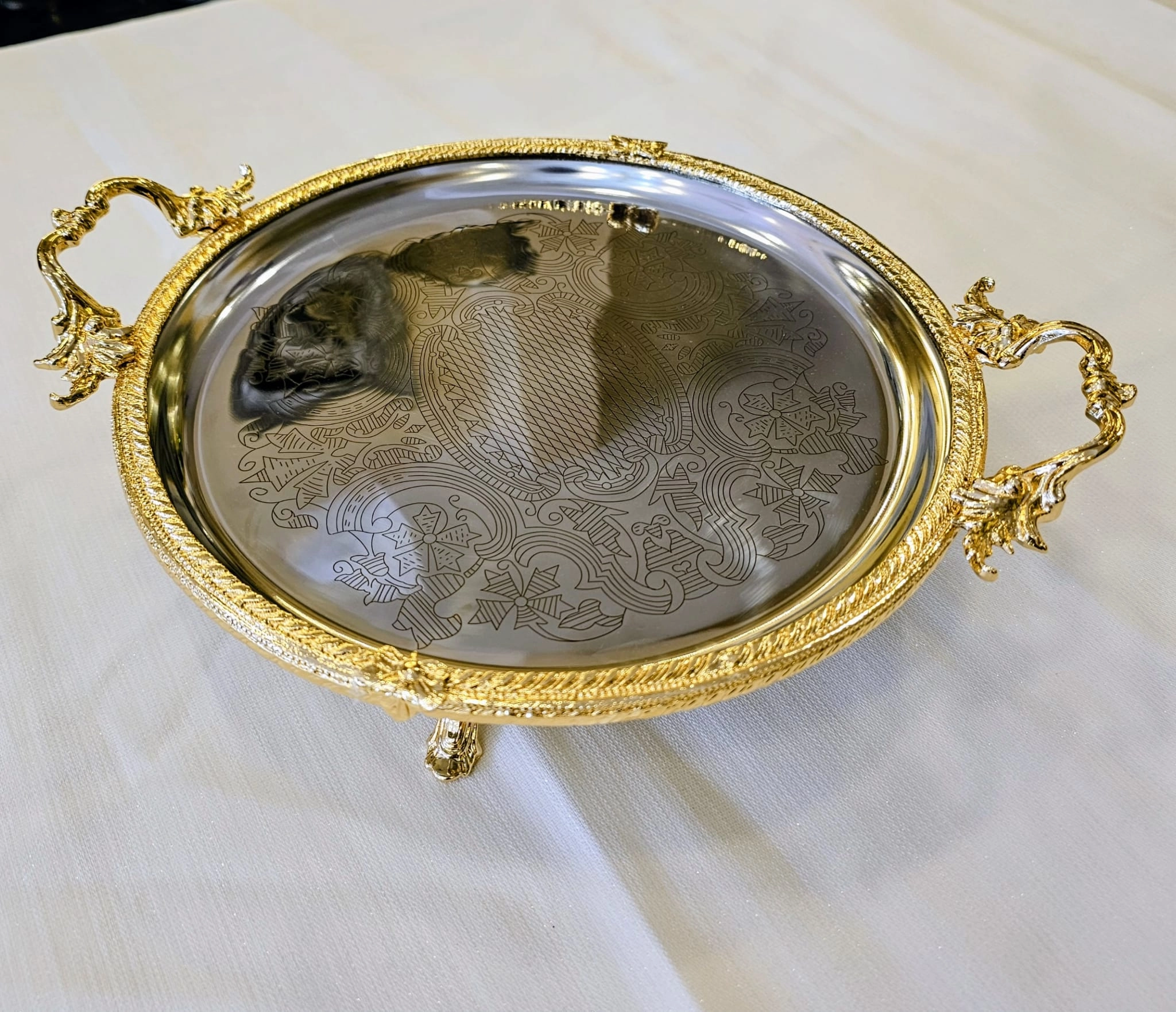 DÖKÜM KENAR ÇERCEVELİ PASLANMAZ ÇELİK TEPSİ 25 CM GÜMÜŞ / GOLD DETAYLI