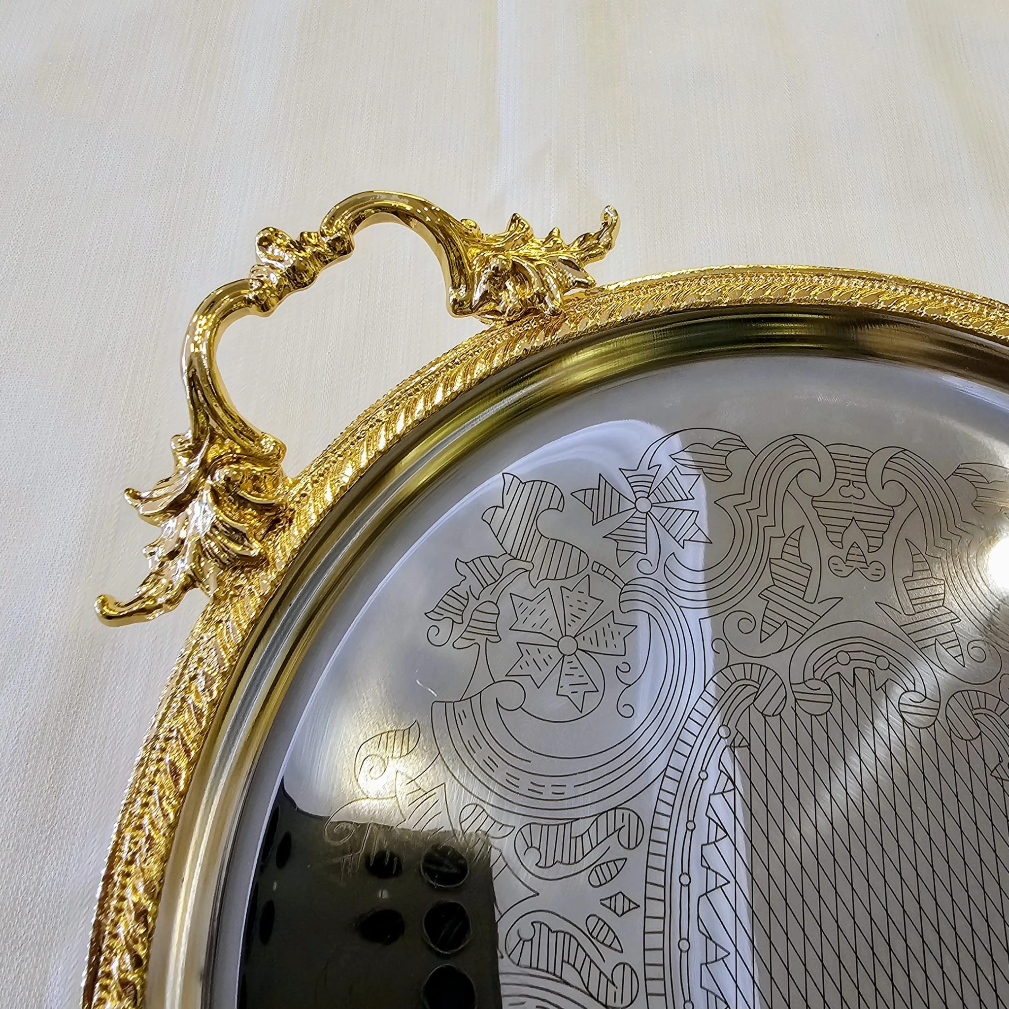 DÖKÜM KENAR ÇERCEVELİ PASLANMAZ ÇELİK TEPSİ 25 CM GÜMÜŞ / GOLD DETAYLI
