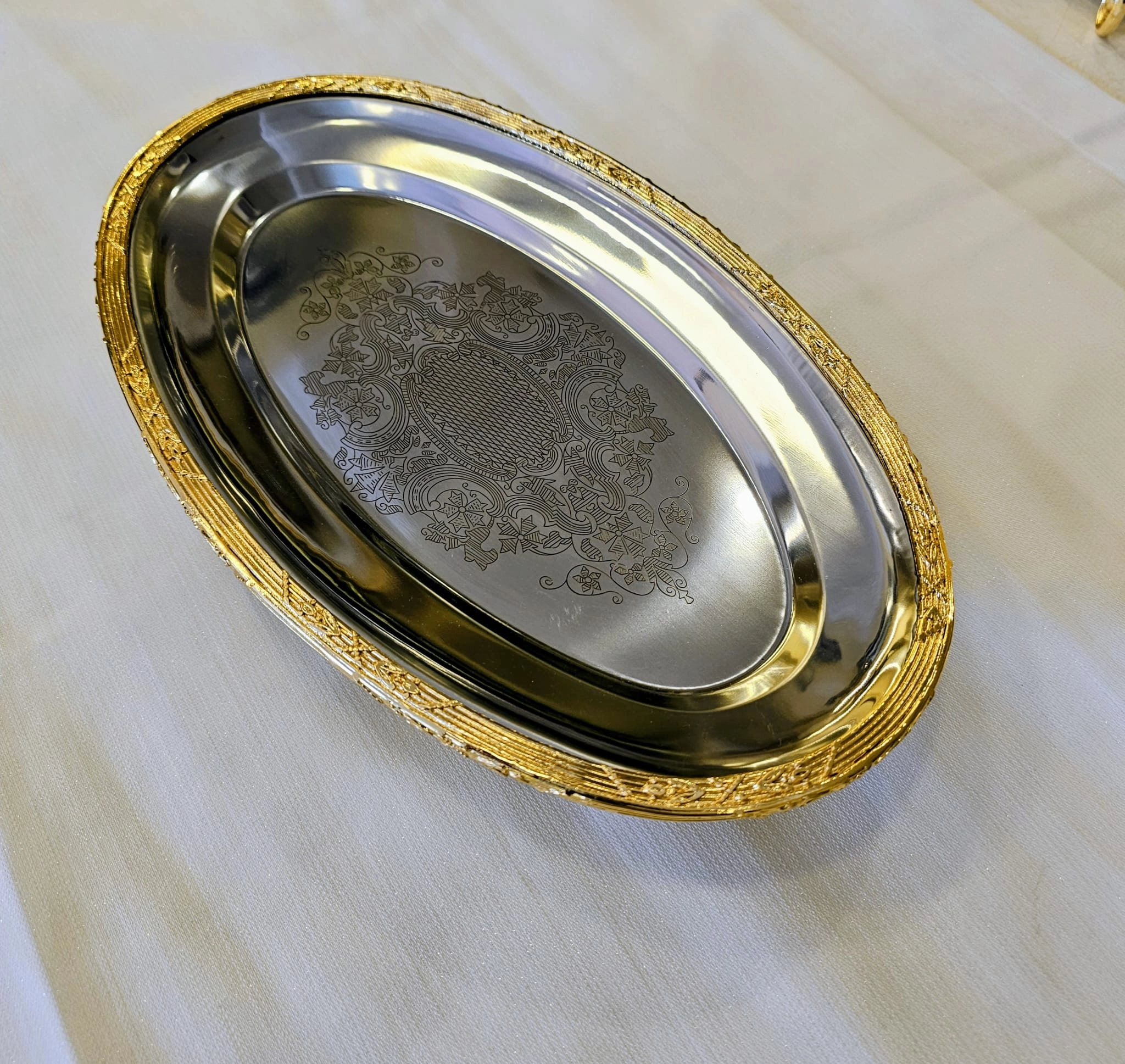DÖKÜM KENAR ÇERCEVELİ PASLANMAZ ÇELİK OVAL SUNUM TABAĞI 35 CM GÜMÜŞ / GOLD DETAYLI