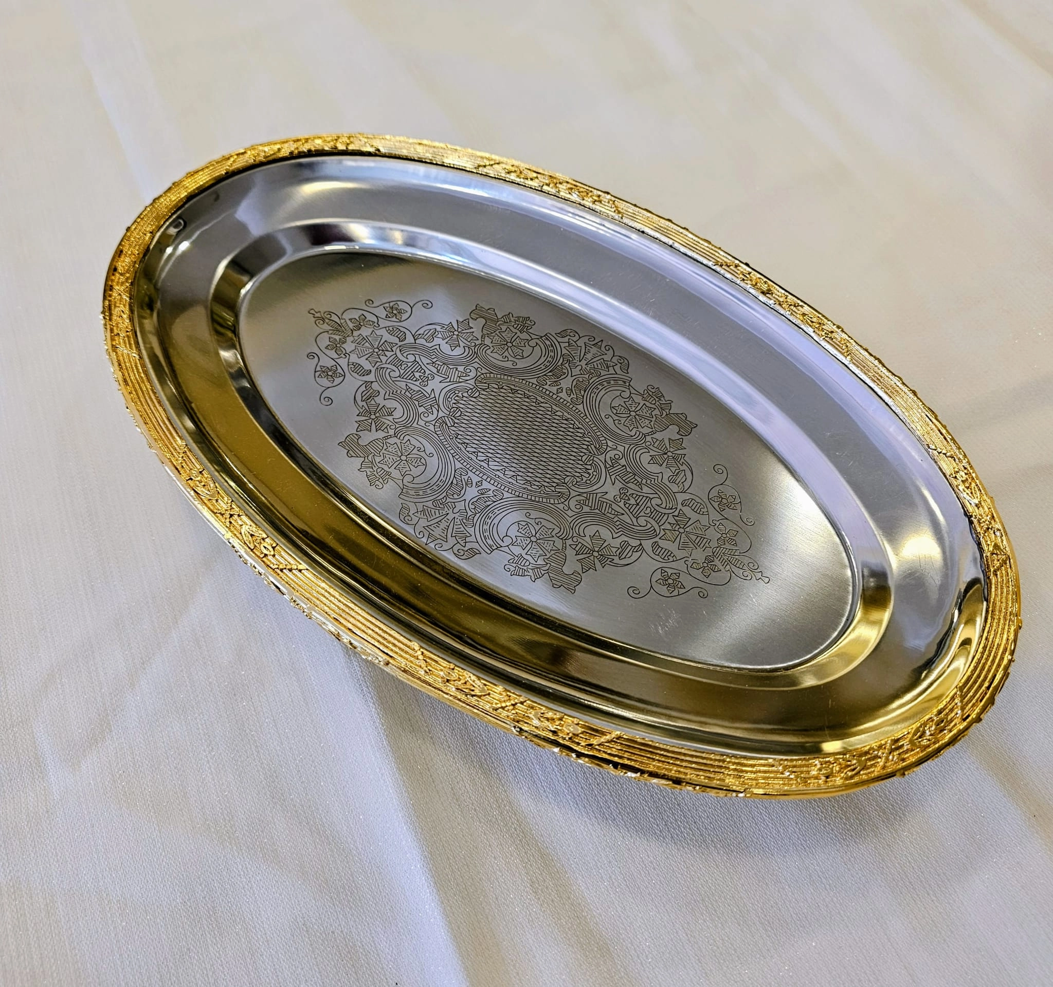 DÖKÜM ÇERCEVELİ PASLANMAZ ÇELİK OVAL SUNUM TABAĞI 38 CM GÜMÜŞ / GOLD DETAYLI