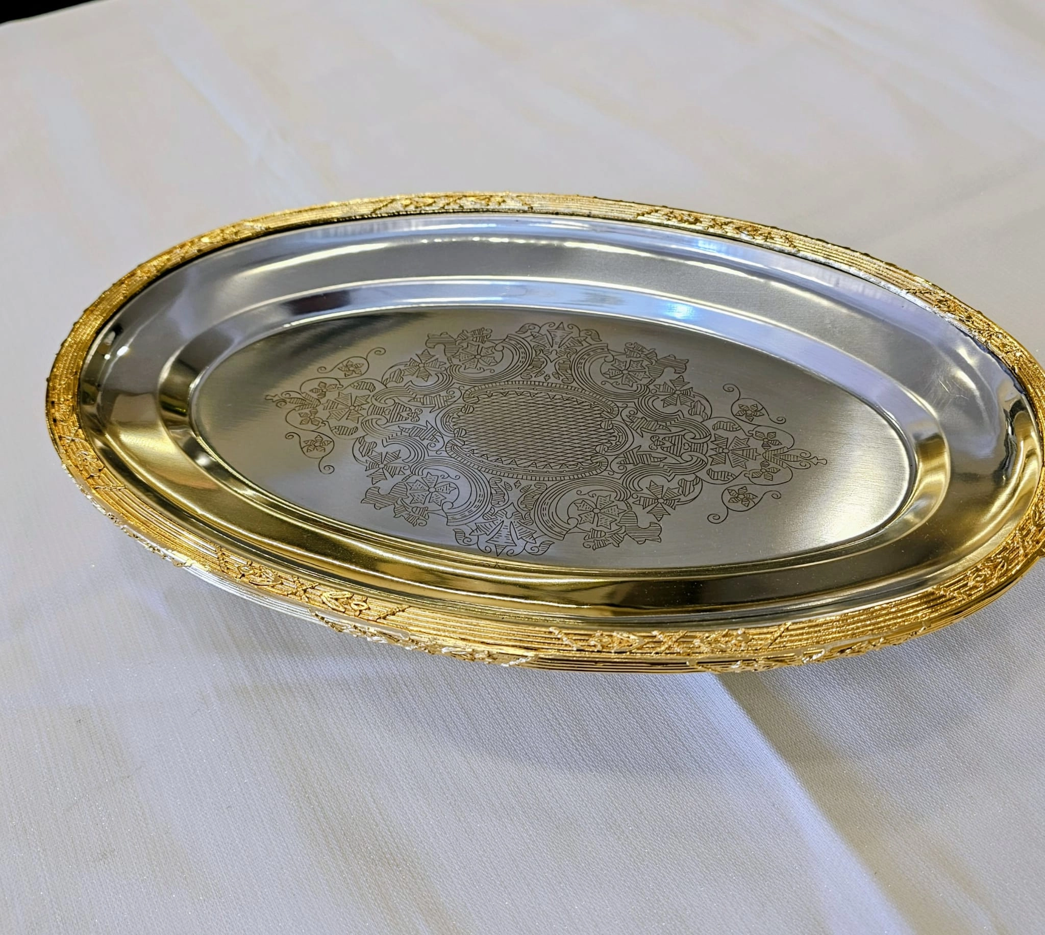 DÖKÜM ÇERCEVELİ PASLANMAZ ÇELİK OVAL SUNUM TABAĞI 38 CM GÜMÜŞ / GOLD DETAYLI