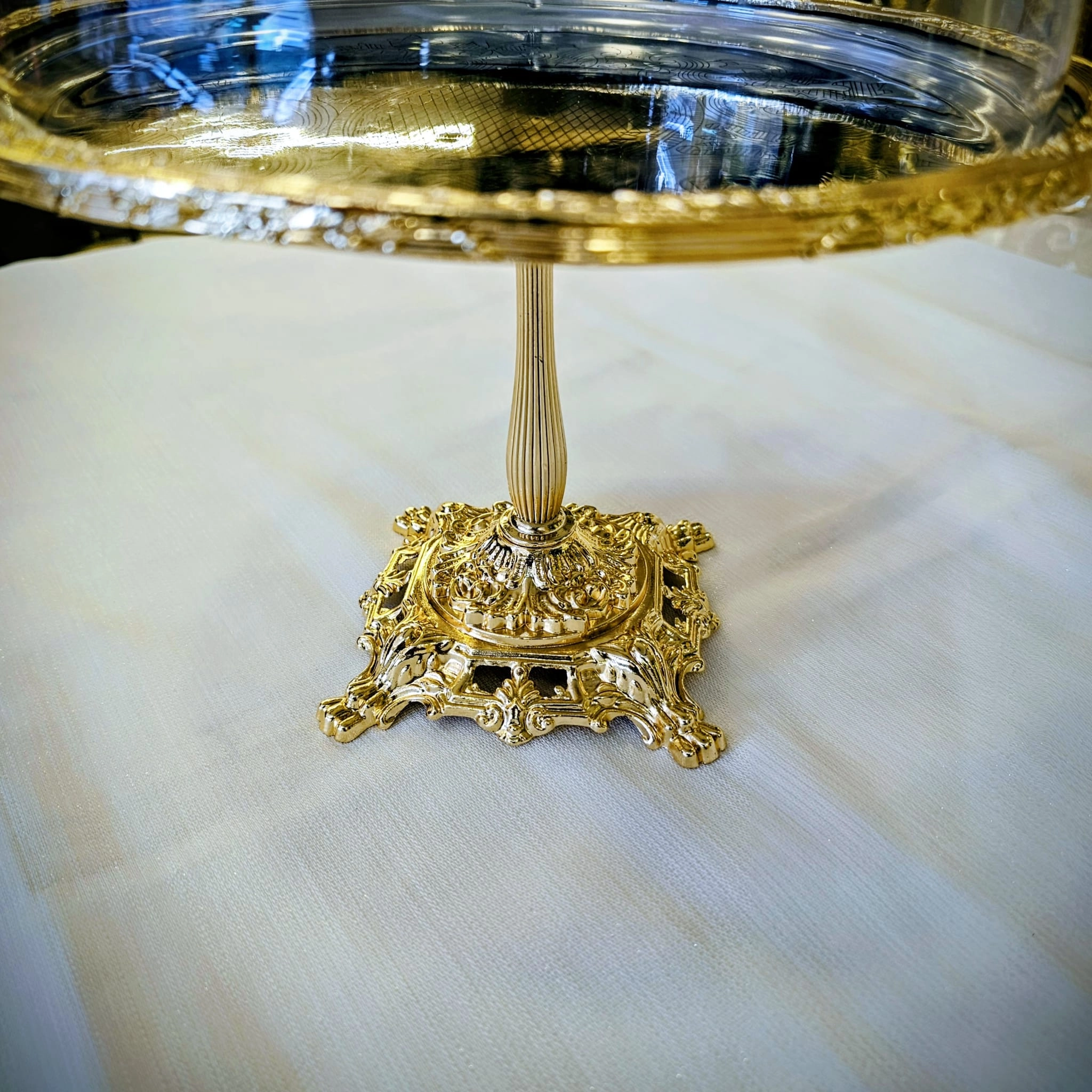 DÖKÜM AYAKLI PASLANMAZ ÇELİK CAM FANUS LU SUNUMLUK 30 CM GOLD DETAYLI