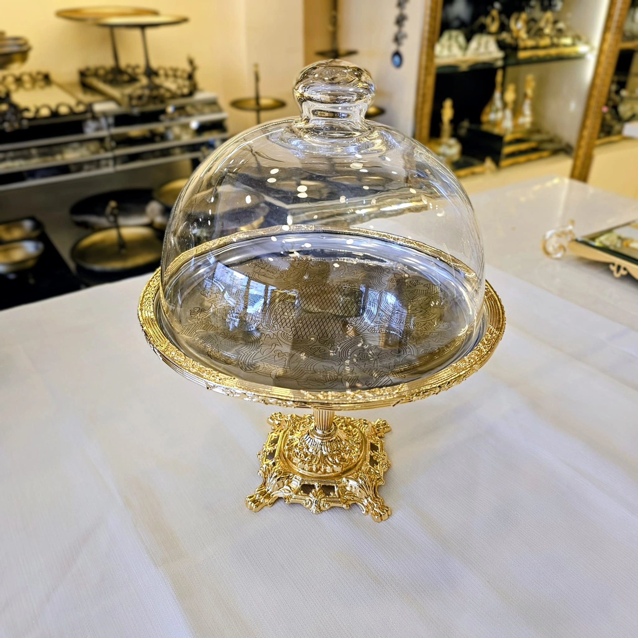 DÖKÜM AYAKLI PASLANMAZ ÇELİK CAM FANUS LU SUNUMLUK 26 CM GOLD DETAYLI