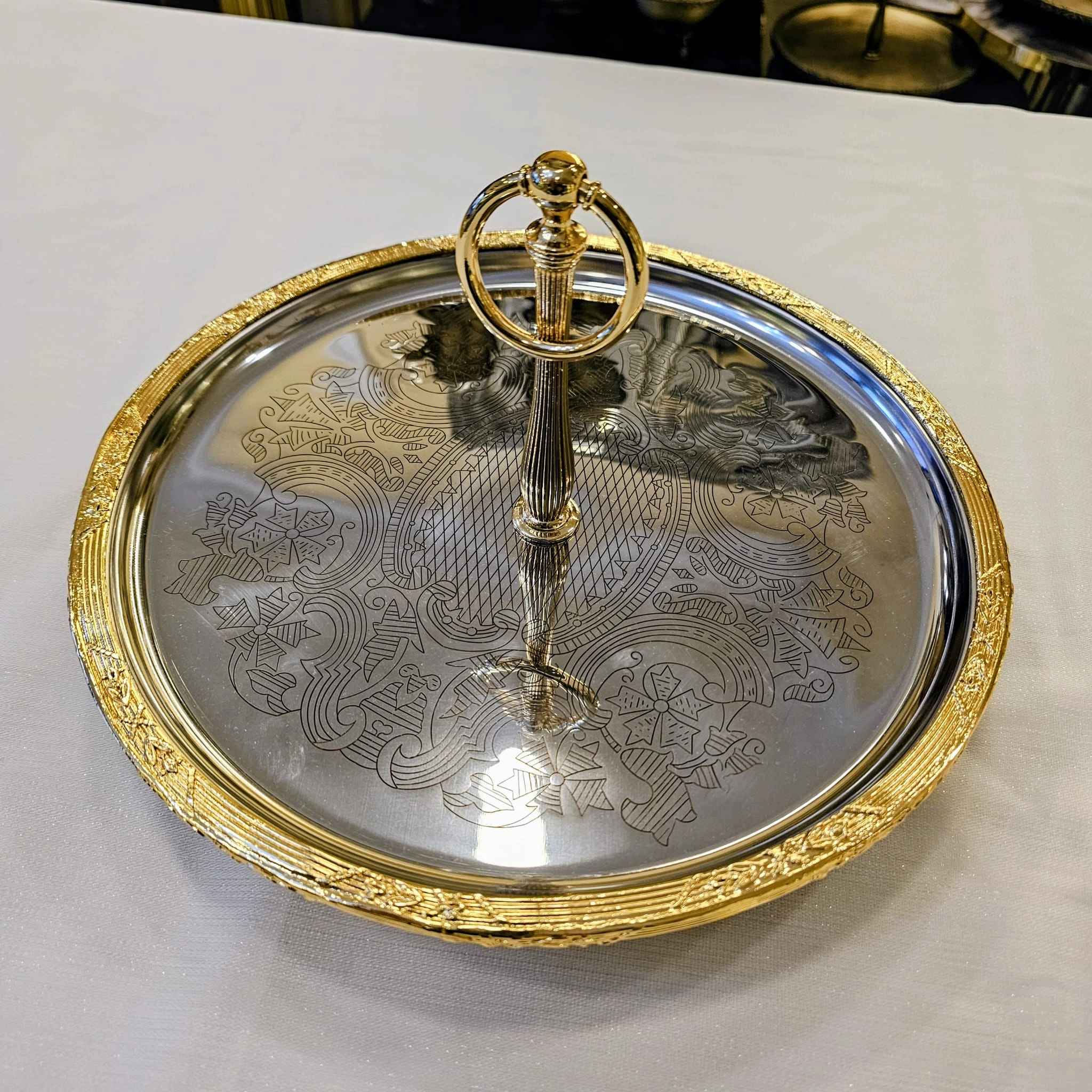 30 CM DÖKÜM AYAKLI PASLANMAZ ÇELİK KULPLU SUNUM TABAĞI GOLD DETAYLI
