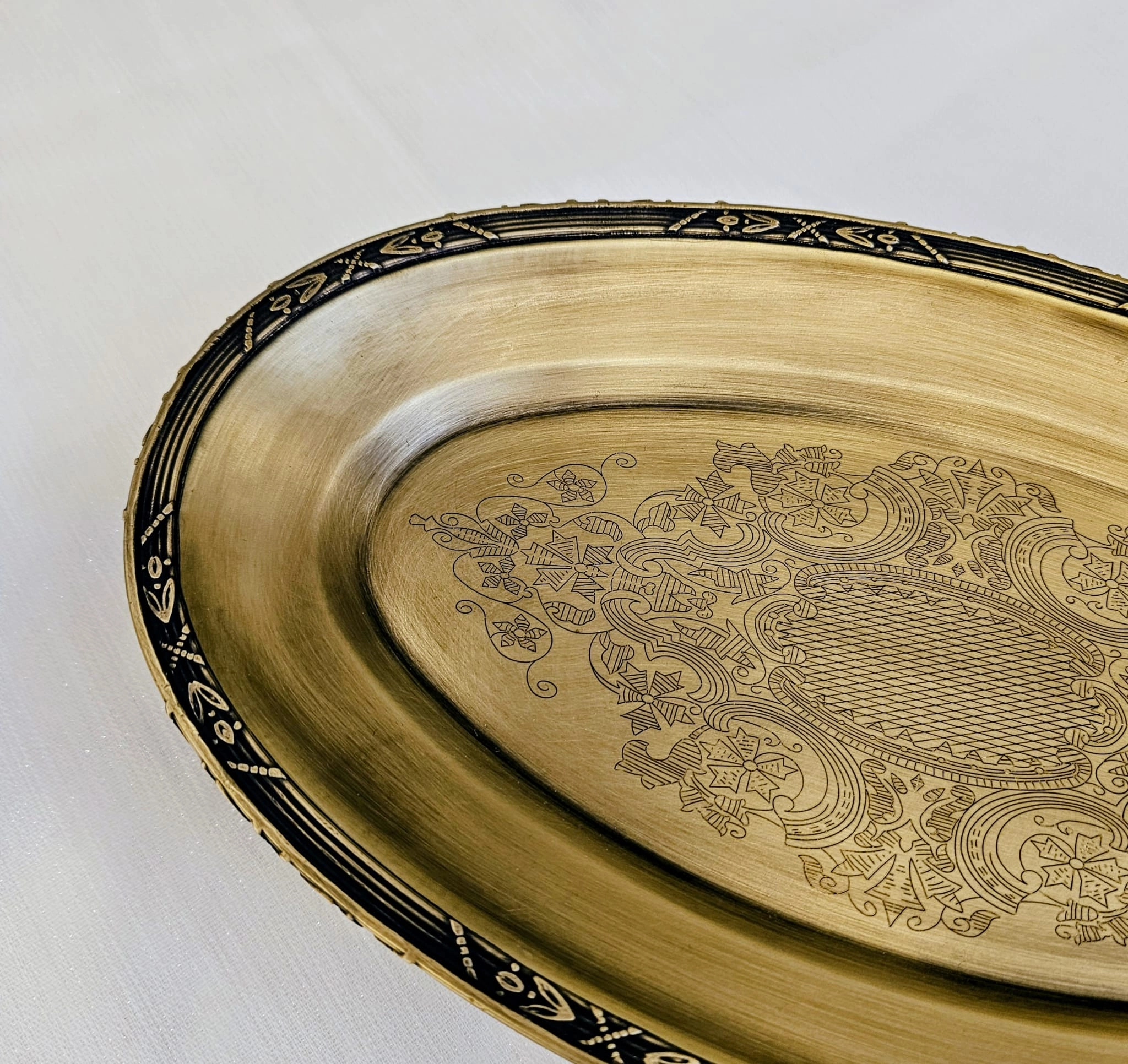 DÖKÜM KENAR ÇERCEVELİ PASLANMAZ ÇELİK OVAL SUNUM TABAĞI 38 CM ANTİK