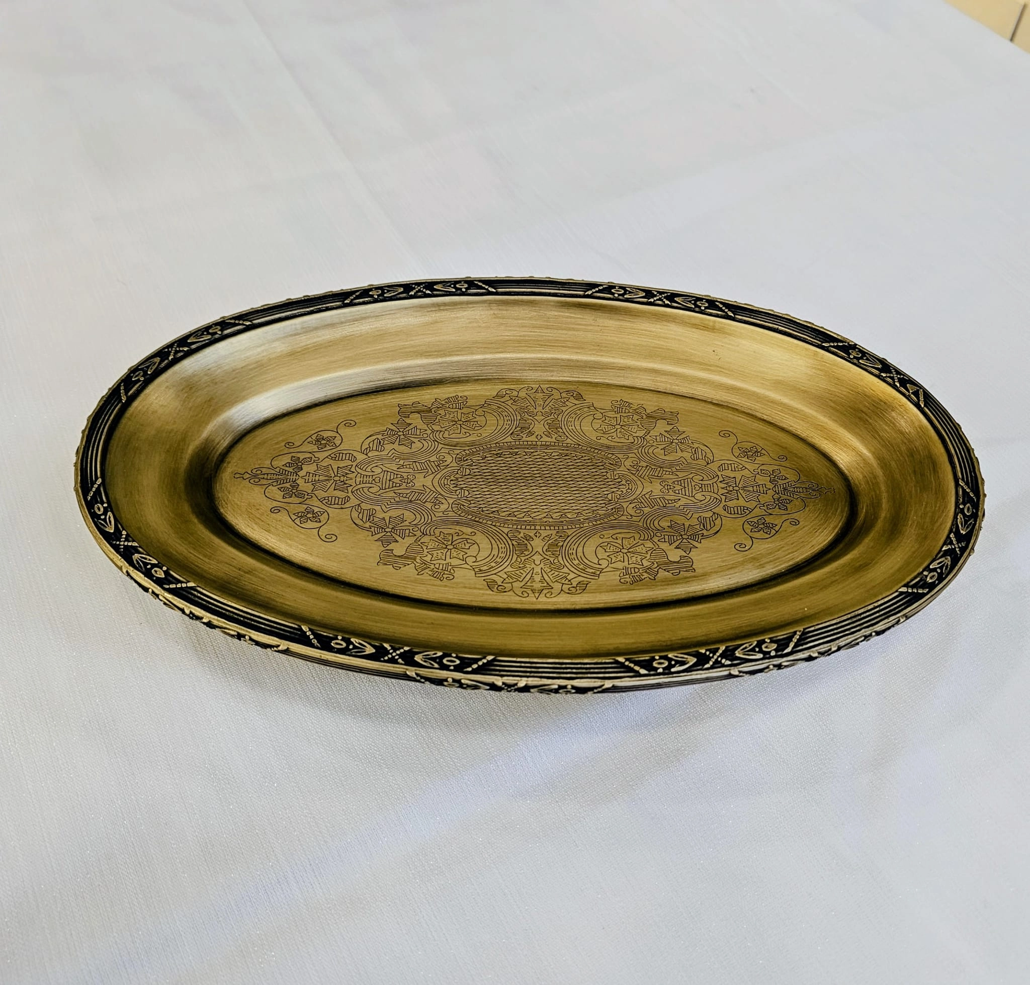 DÖKÜM KENAR ÇERCEVELİ PASLANMAZ ÇELİK OVAL SUNUM TABAĞI 38 CM ANTİK