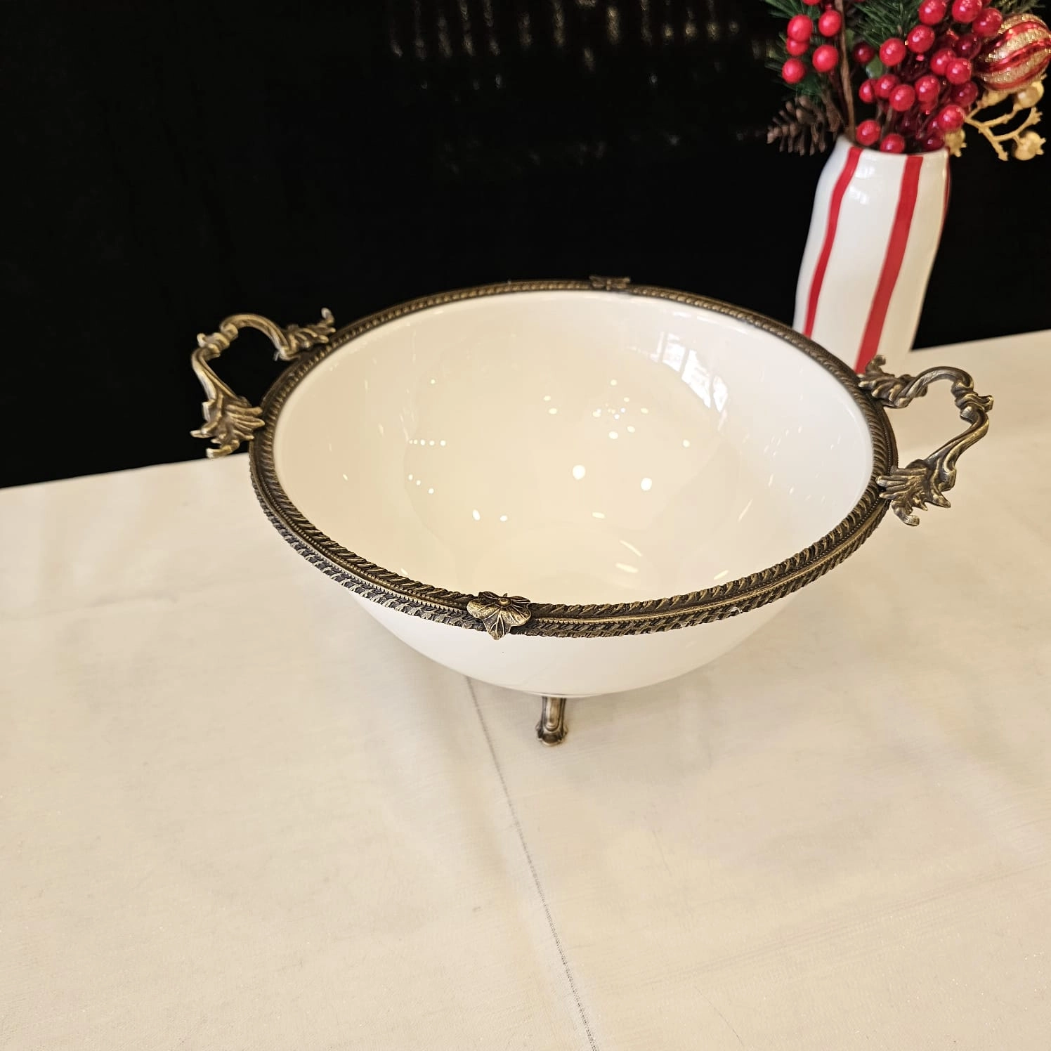 DÖKÜM KENAR ÇERCEVELİ AYAKLI PORSELEN KASE GOLD 26 CM
