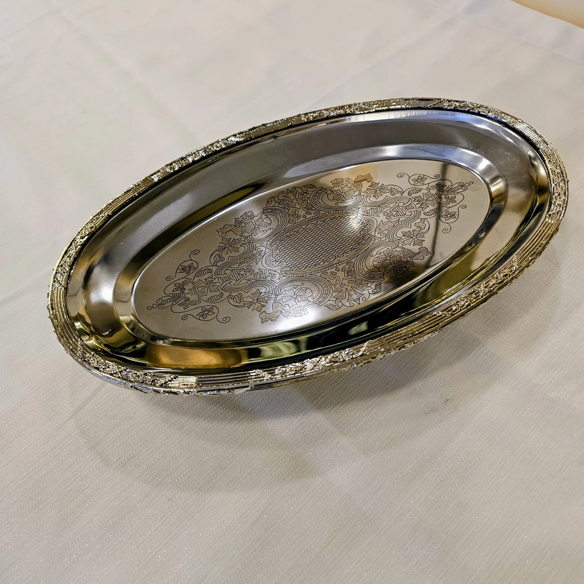 DÖKÜM ÇERCEVELİ PASLANMAZ ÇELİK OVAL SUNUM TABAĞI 38 CM GÜMÜŞ