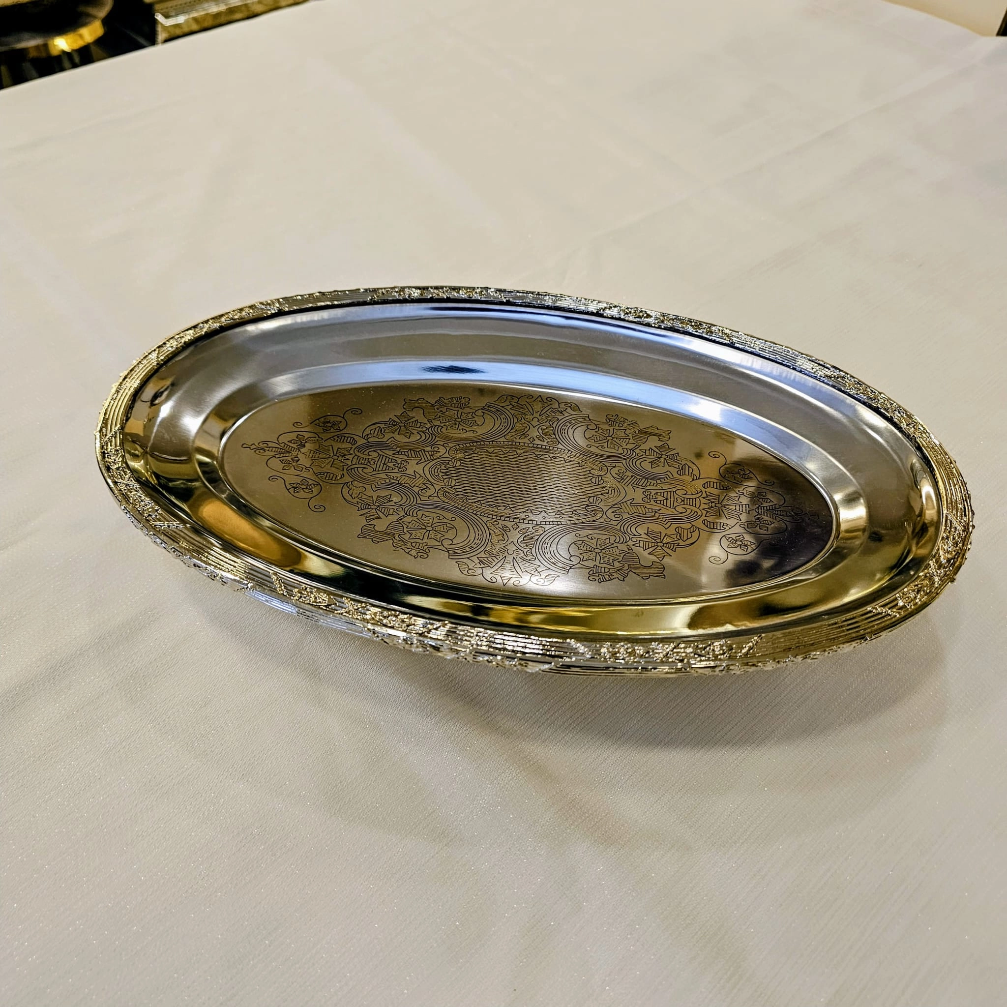 DÖKÜM ÇERCEVELİ PASLANMAZ ÇELİK OVAL SUNUM TABAĞI 38 CM GÜMÜŞ